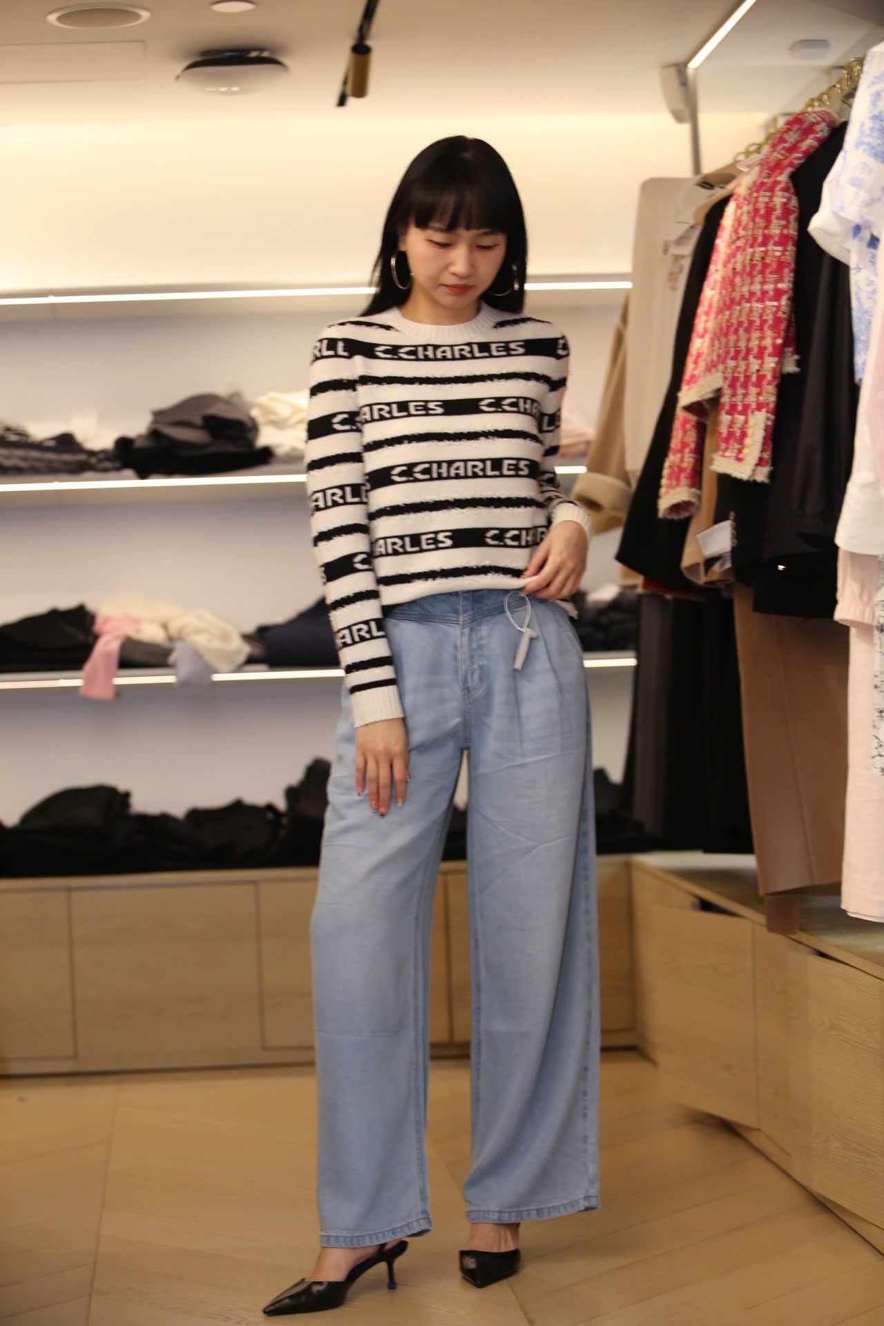  Áo trắng dài tay kẻ đen chữ trắng 