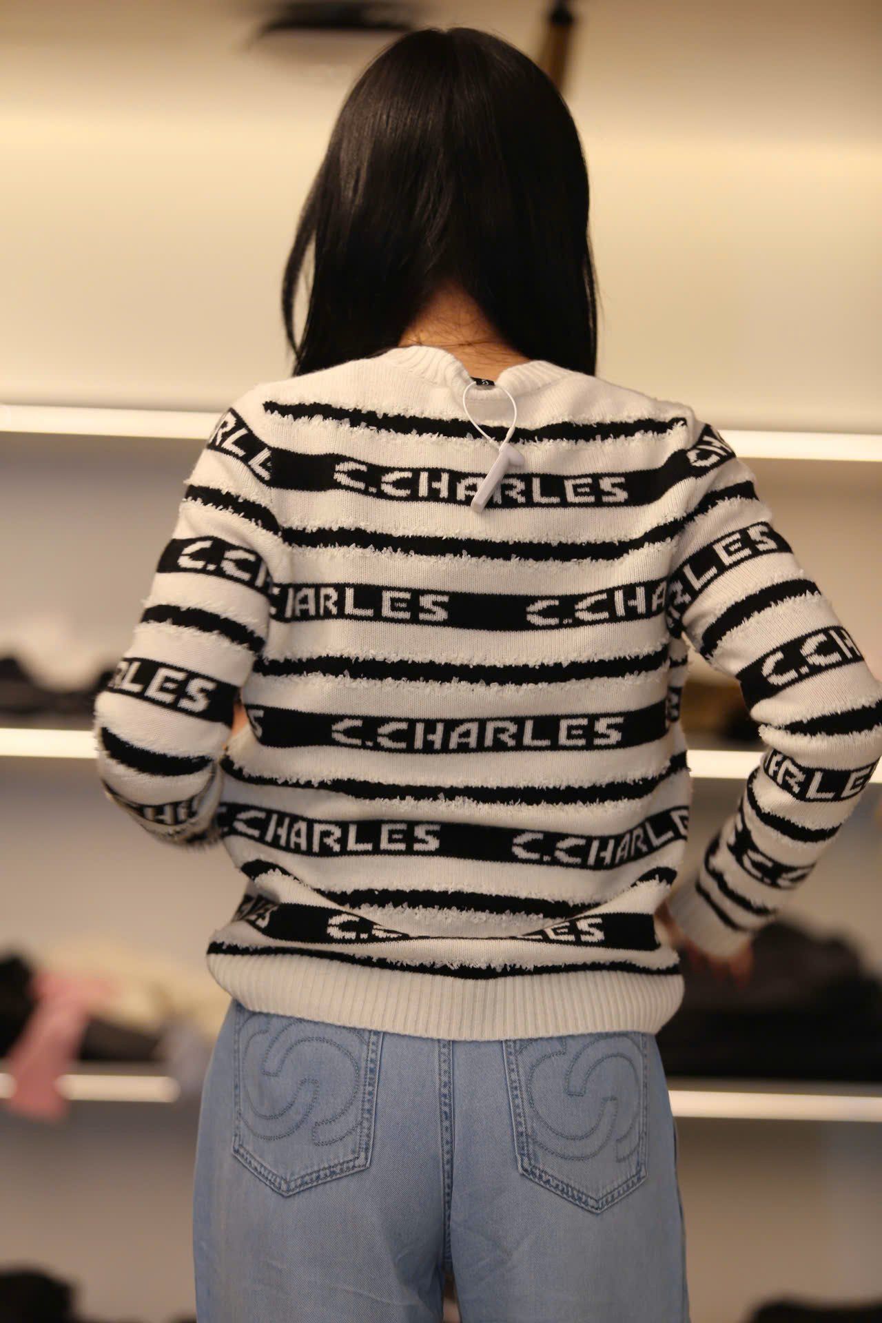  Áo trắng dài tay kẻ đen chữ trắng 