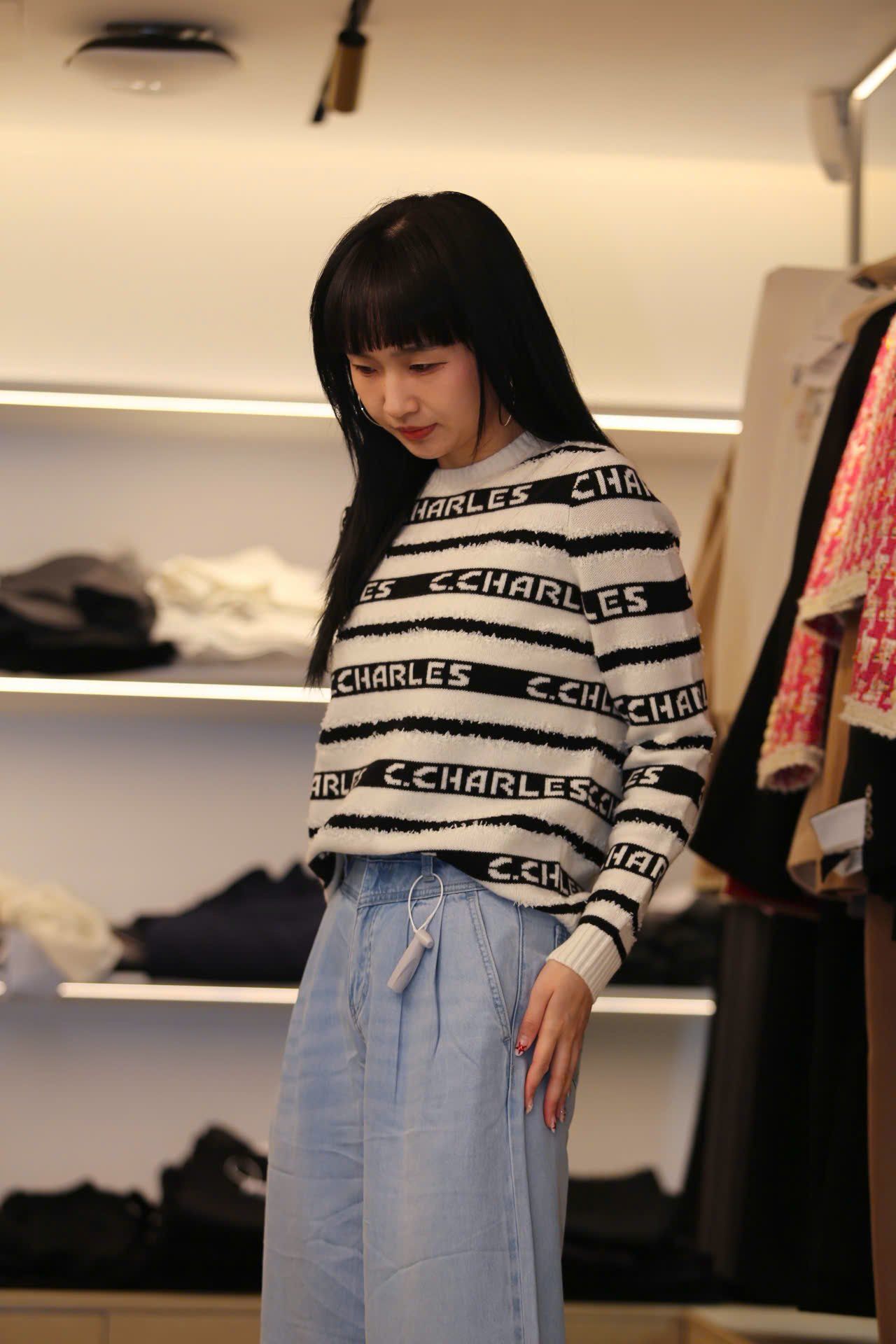  Áo trắng dài tay kẻ đen chữ trắng 