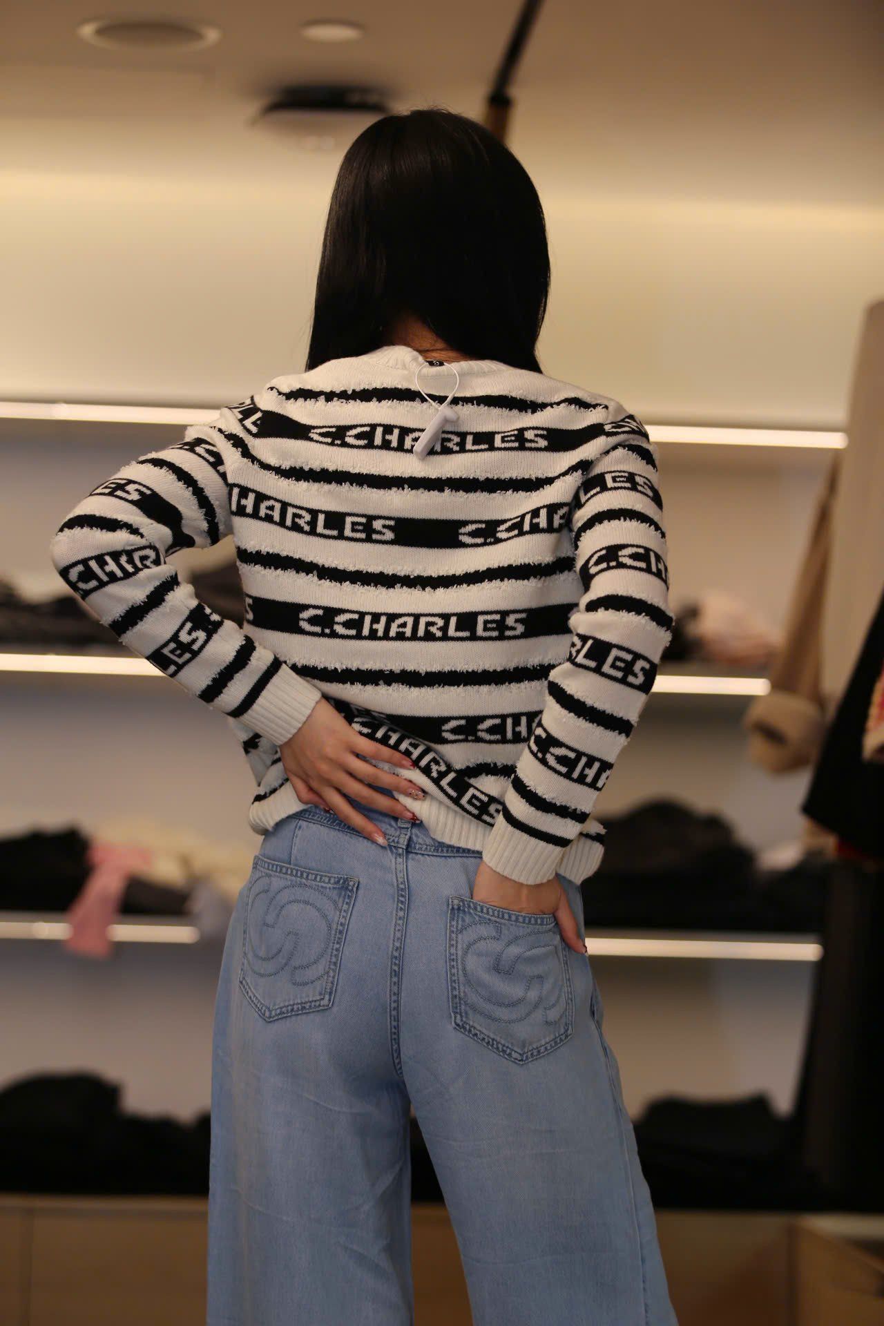  Áo trắng dài tay kẻ đen chữ trắng 