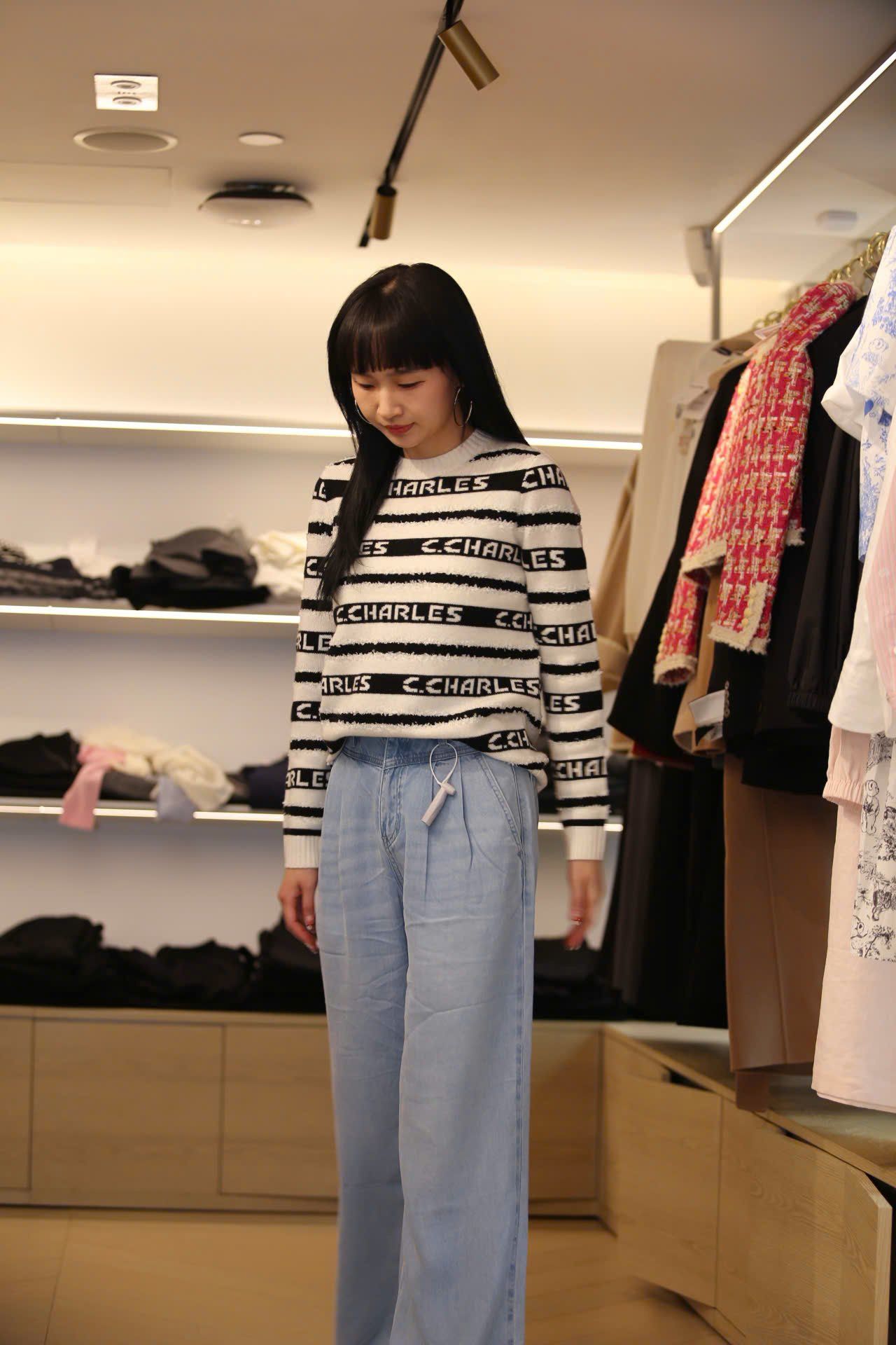  Áo trắng dài tay kẻ đen chữ trắng 