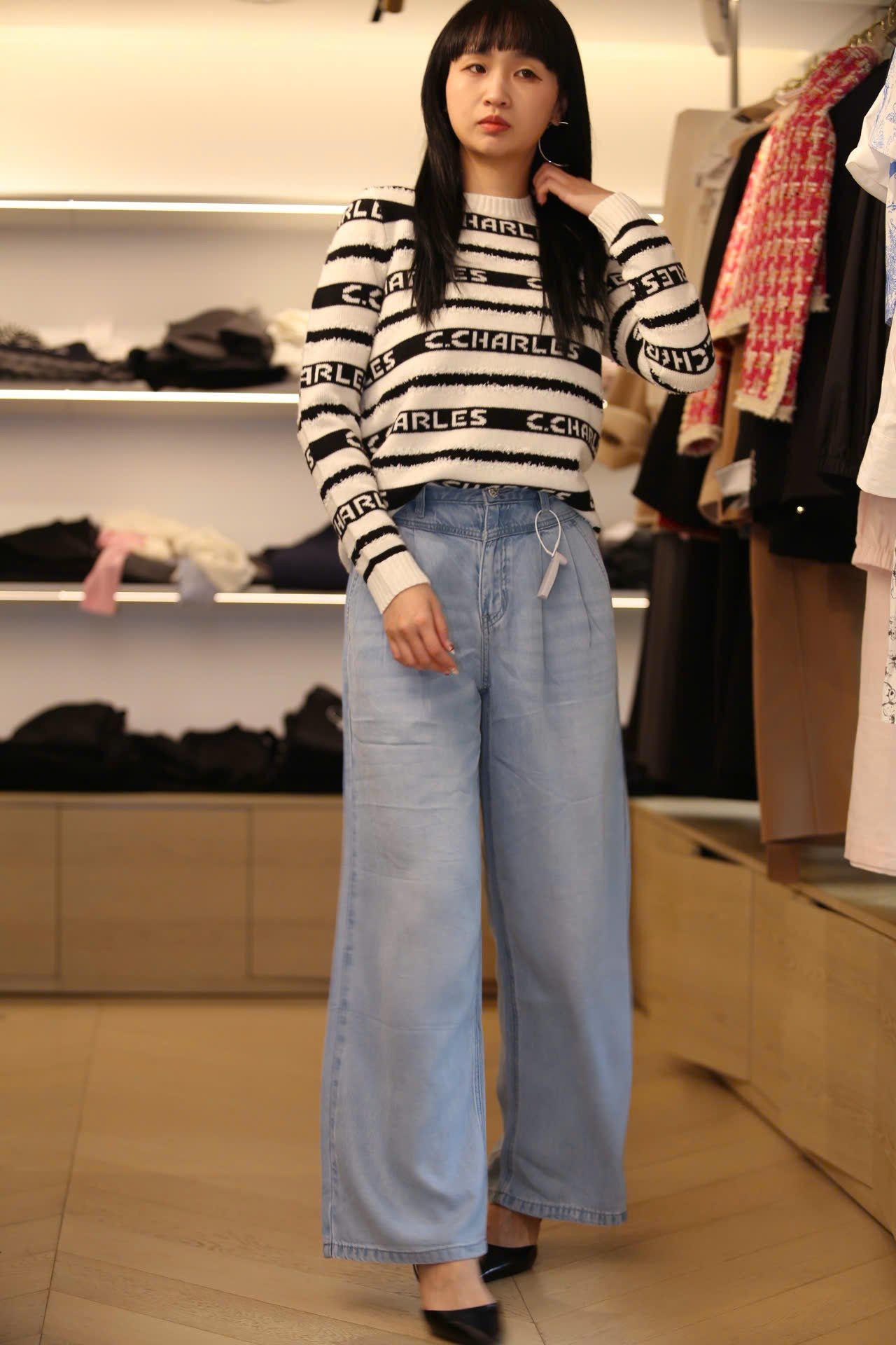  Áo trắng dài tay kẻ đen chữ trắng 