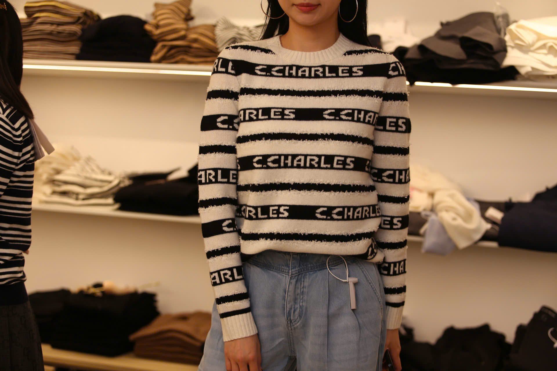  Áo trắng dài tay kẻ đen chữ trắng 