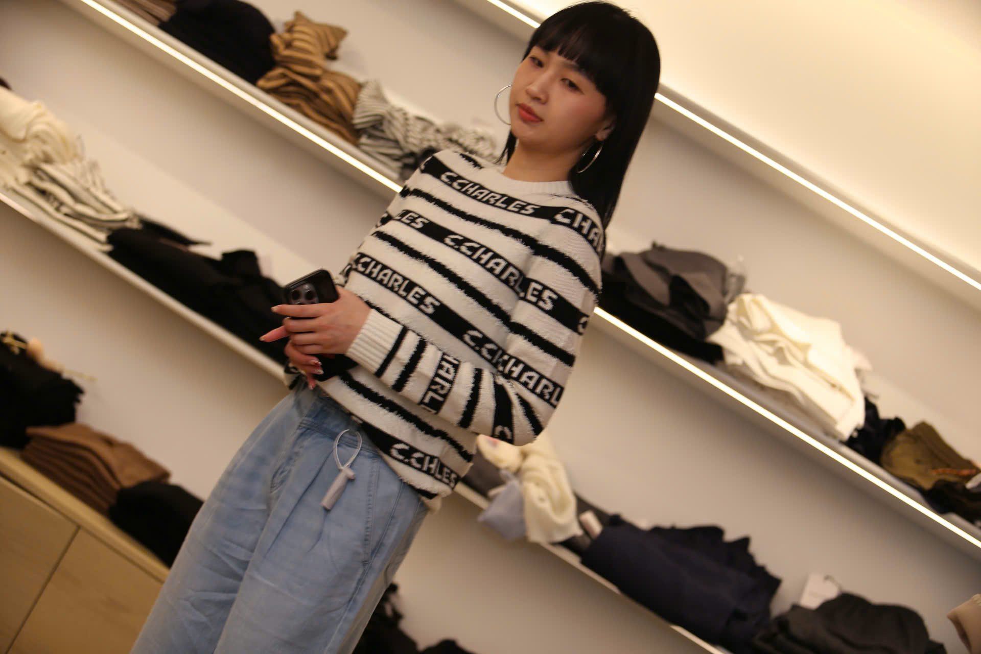  Áo trắng dài tay kẻ đen chữ trắng 