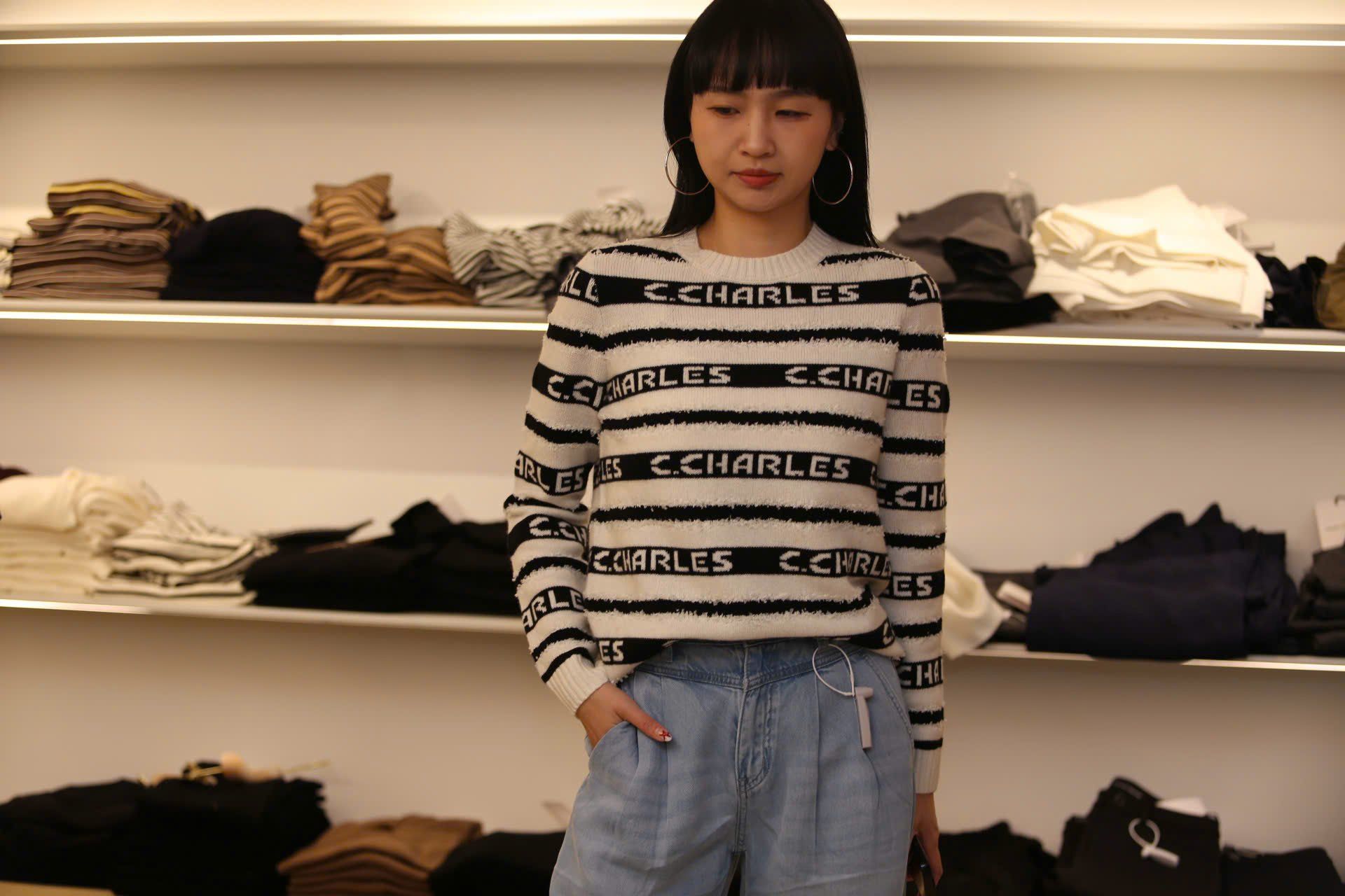  Áo trắng dài tay kẻ đen chữ trắng 