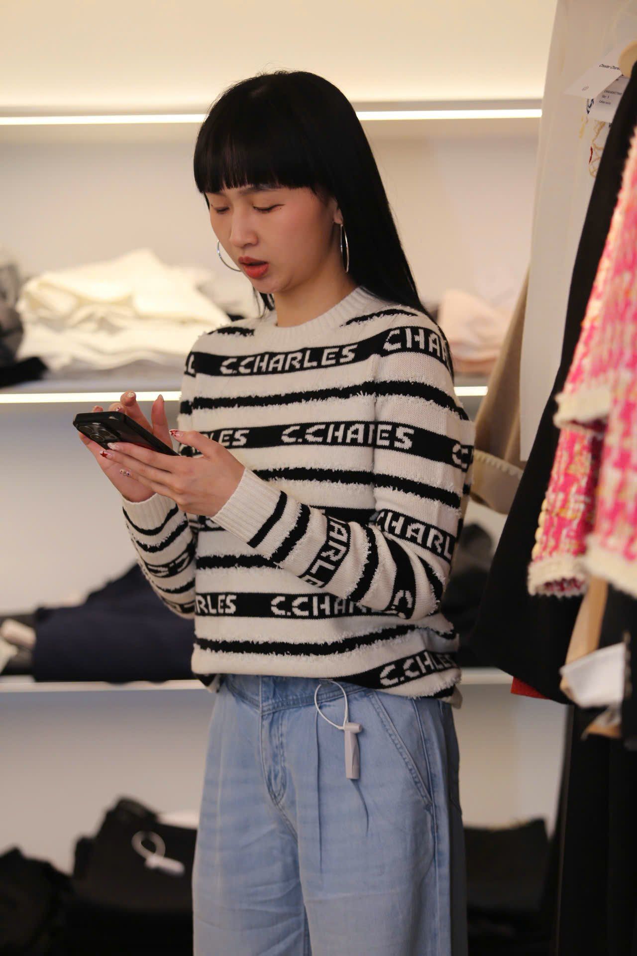  Áo trắng dài tay kẻ đen chữ trắng 