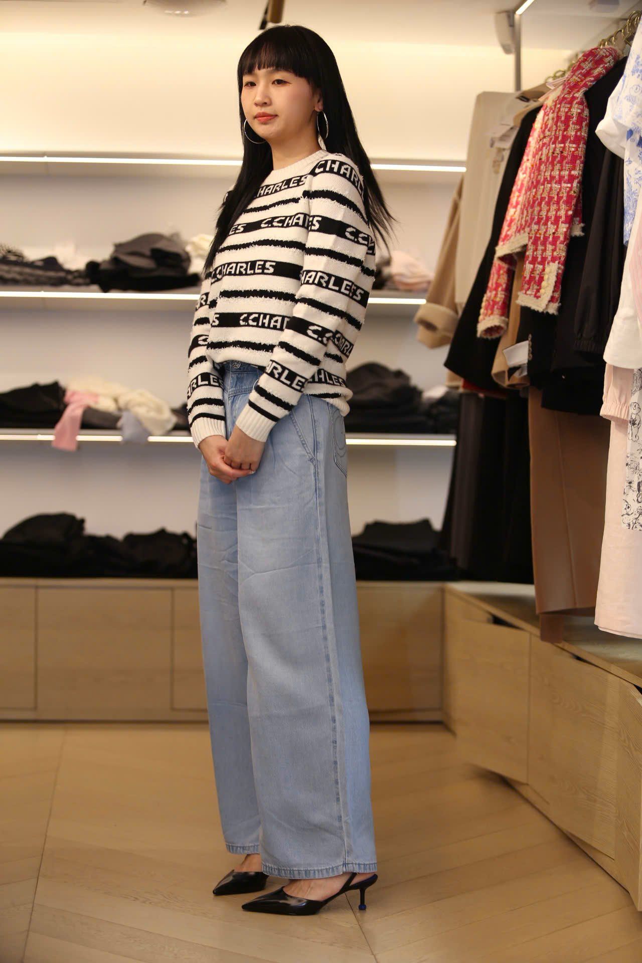  Áo trắng dài tay kẻ đen chữ trắng 