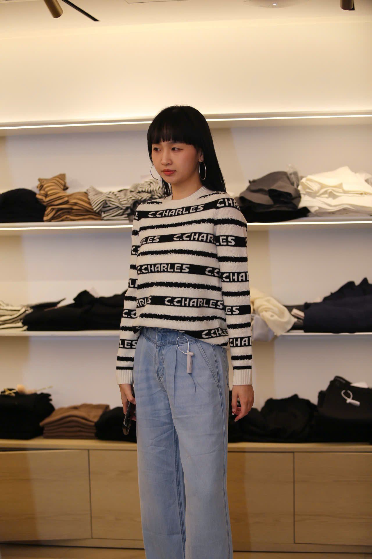  Áo trắng dài tay kẻ đen chữ trắng 