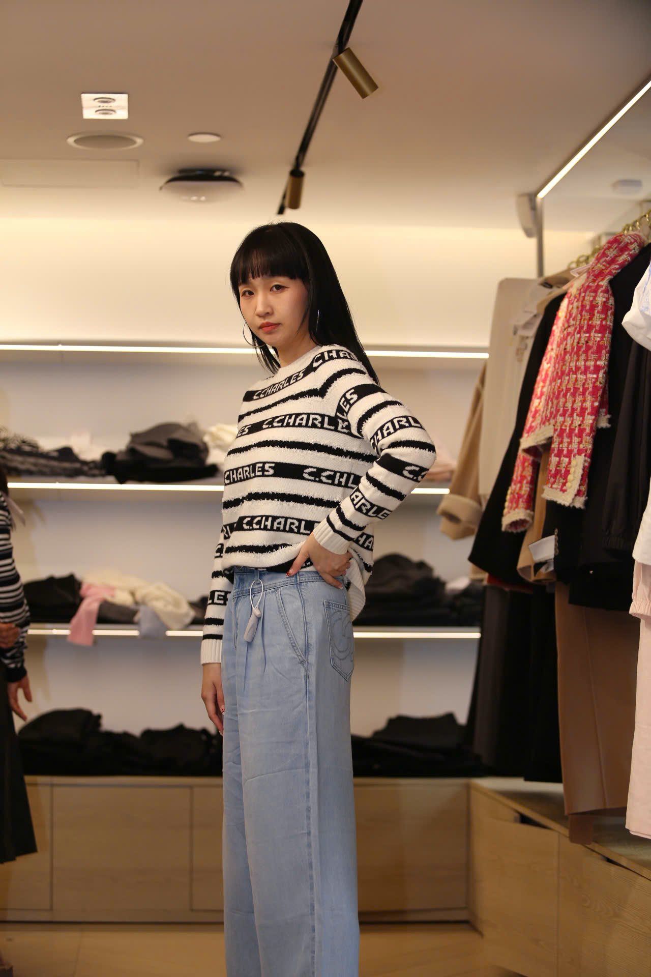  Áo trắng dài tay kẻ đen chữ trắng 