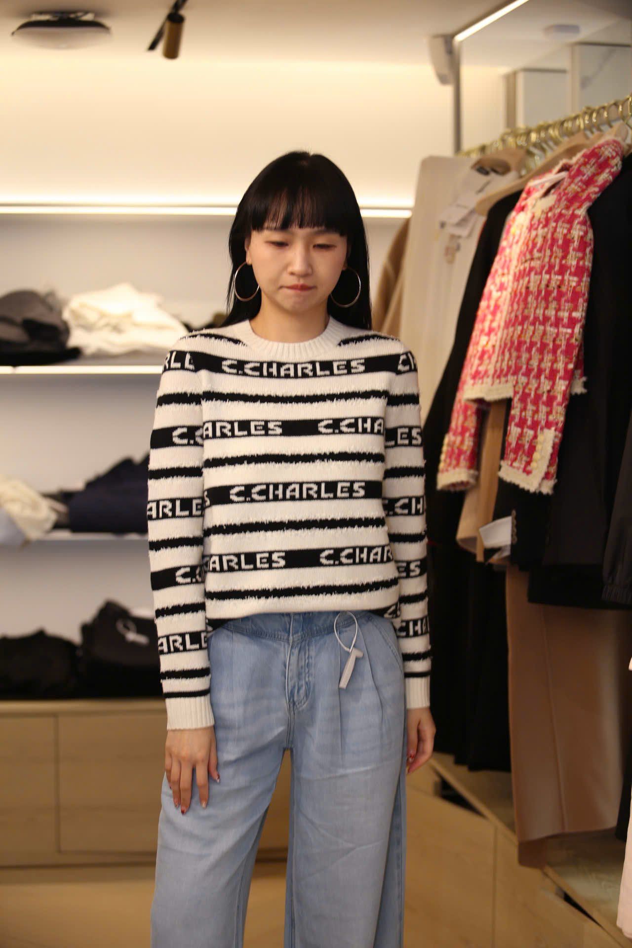  Áo trắng dài tay kẻ đen chữ trắng 