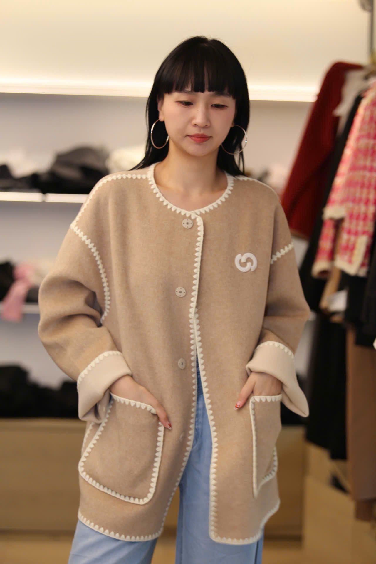  Áo khoác dạ ép màu NUDE viền trắng 