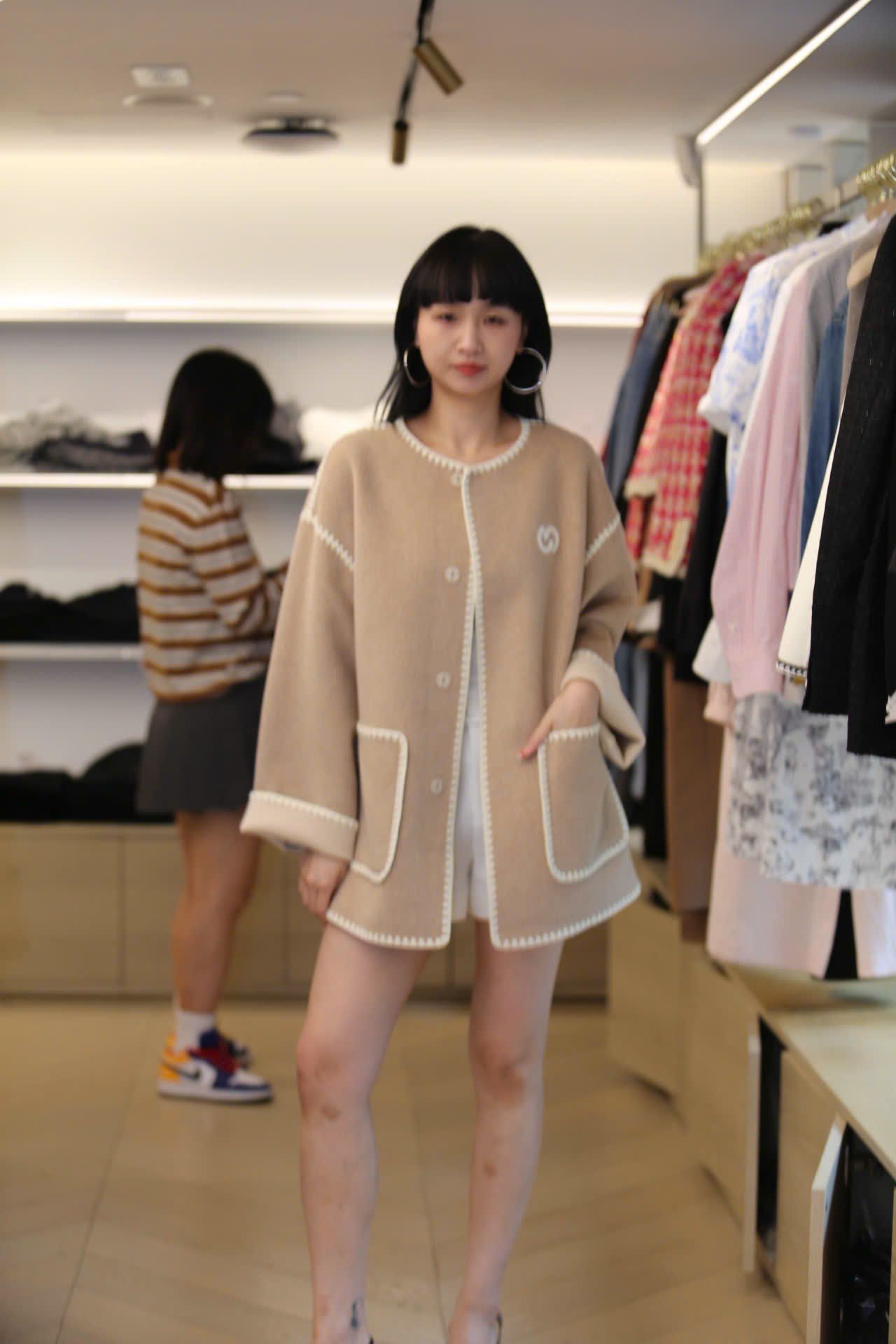  Áo khoác dạ ép màu NUDE viền trắng 