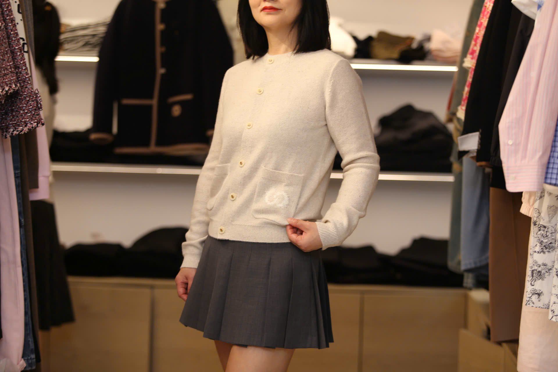  Áo CDG màu kem logo tròn túi 1 bên 