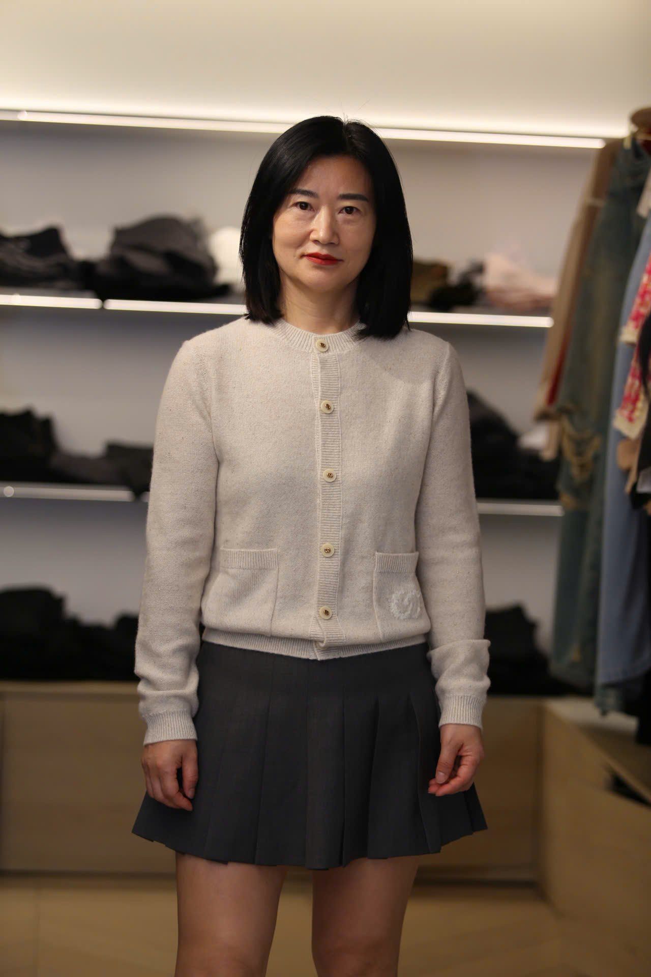  Áo CDG màu kem logo tròn túi 1 bên 