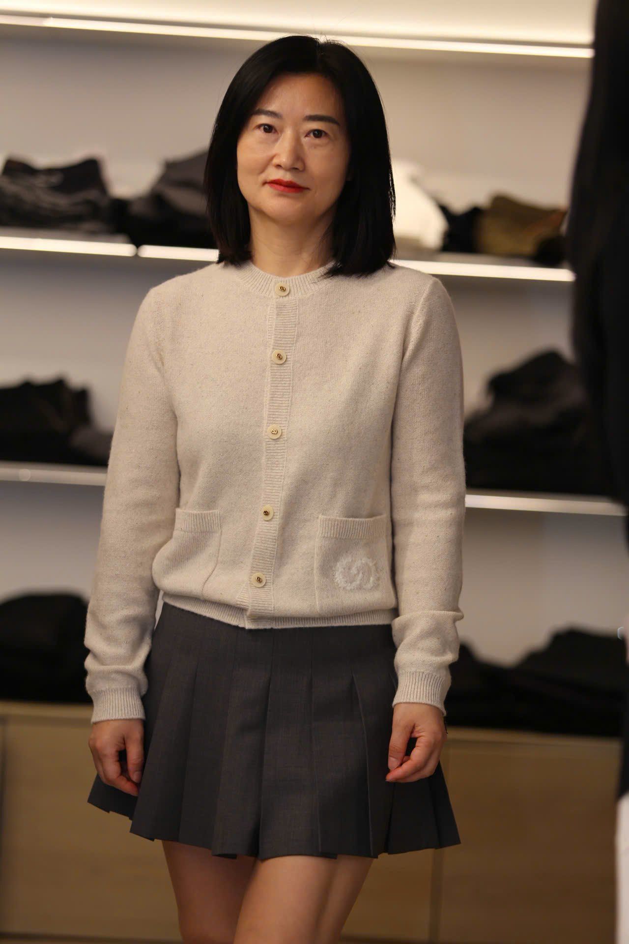  Áo CDG màu kem logo tròn túi 1 bên 