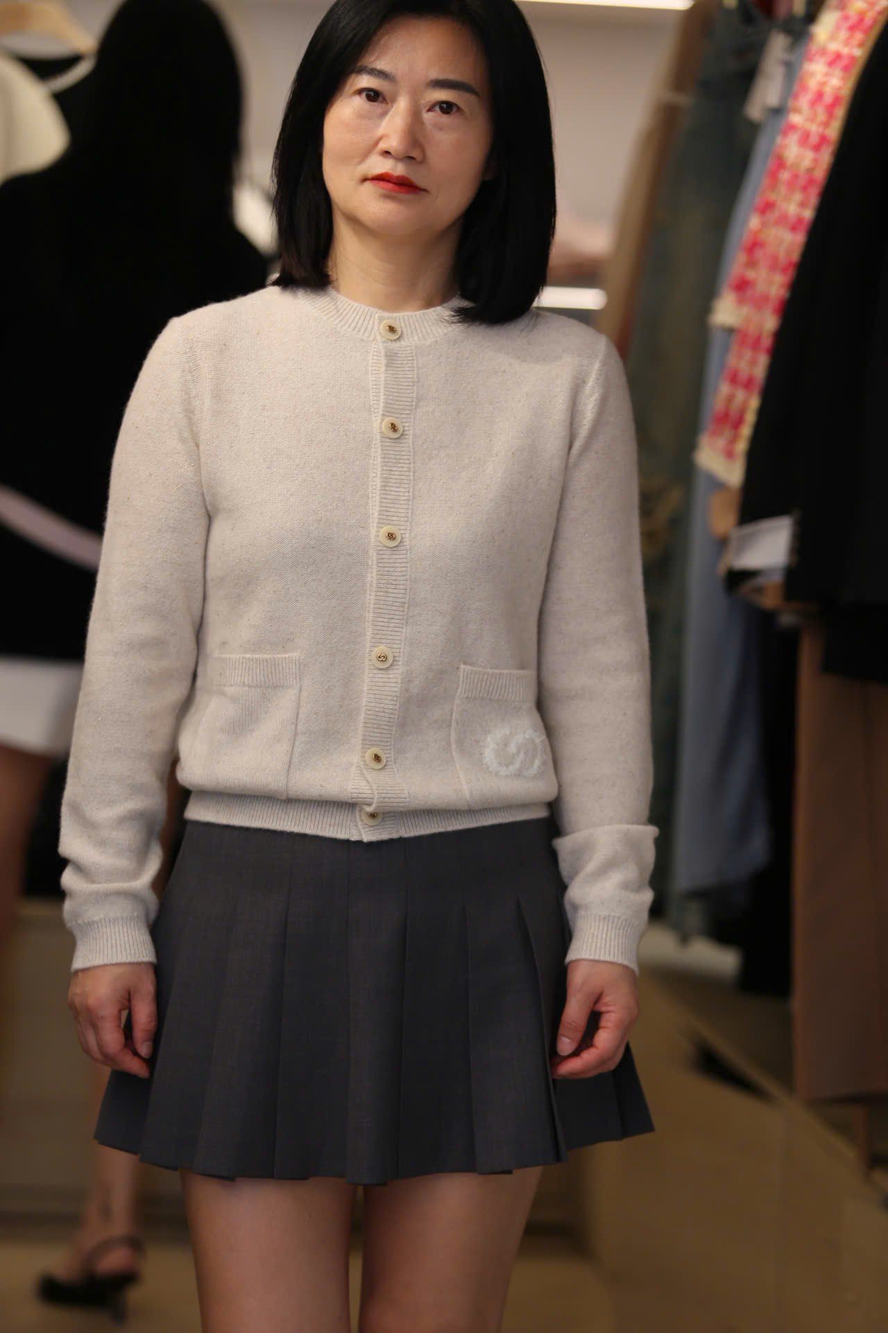  Áo CDG màu kem logo tròn túi 1 bên 