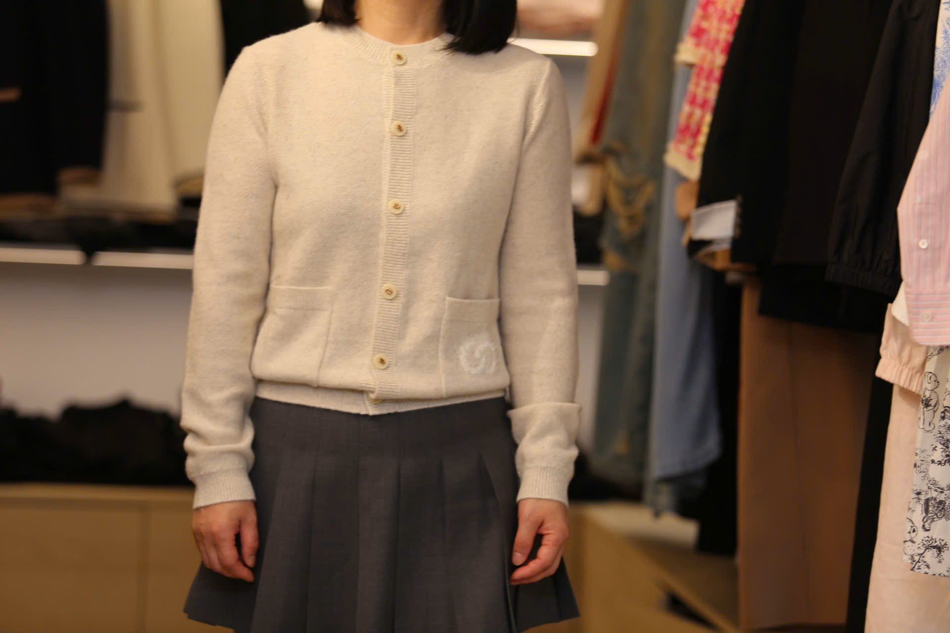  Áo CDG màu kem logo tròn túi 1 bên 