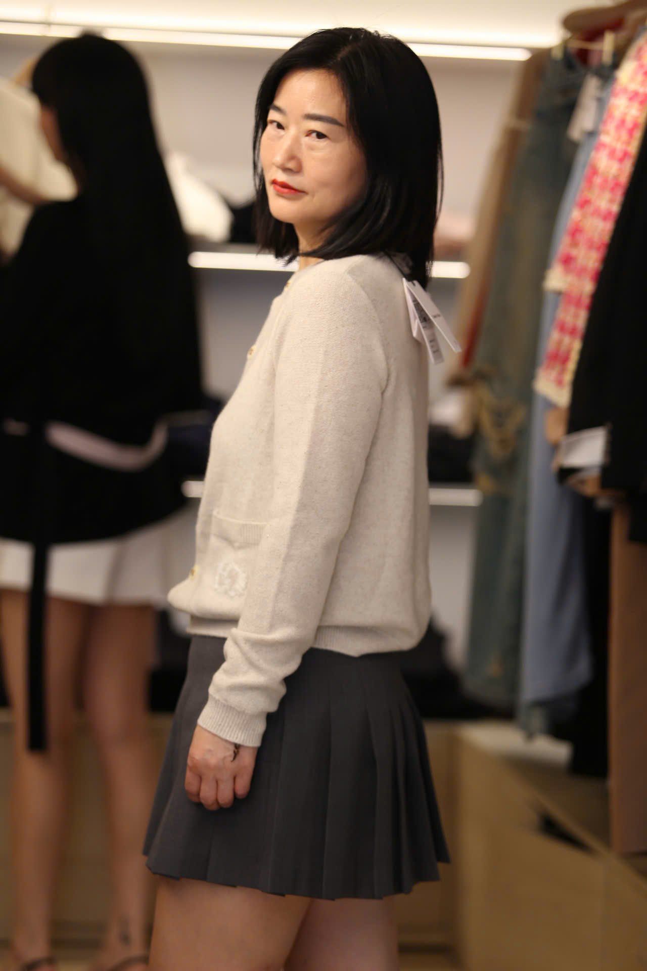  Áo CDG màu kem logo tròn túi 1 bên 