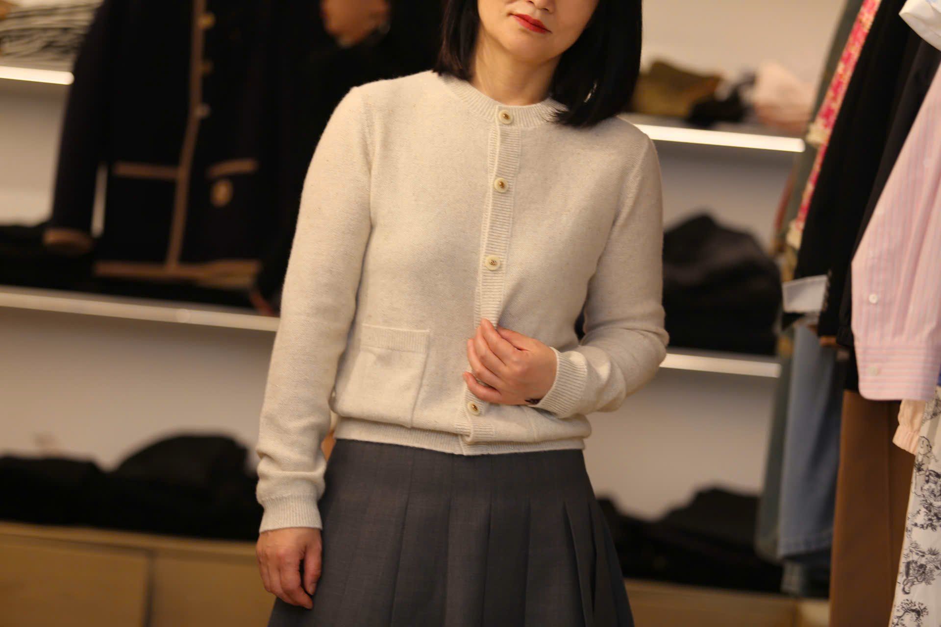  Áo CDG màu kem logo tròn túi 1 bên 