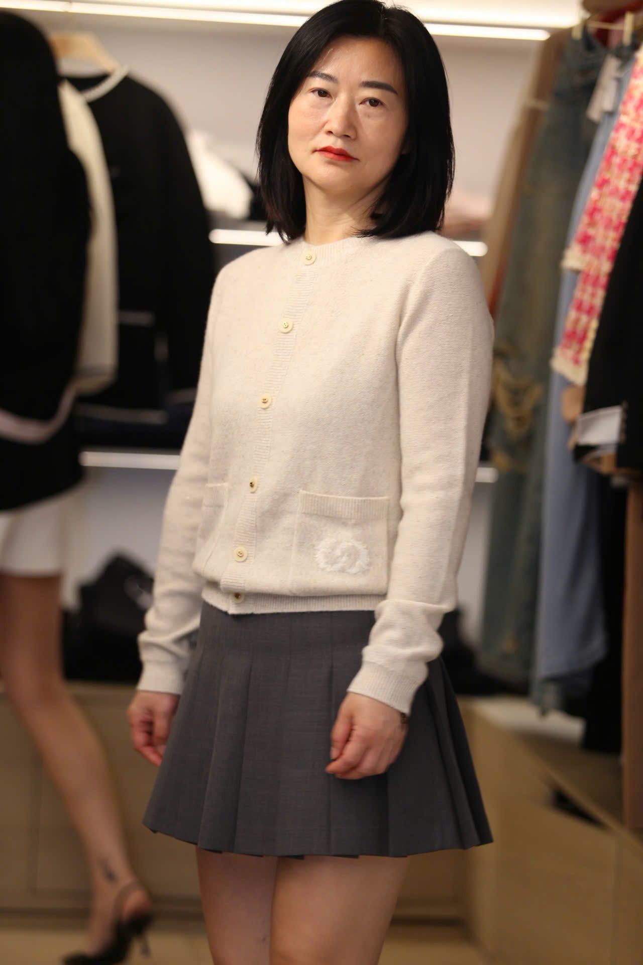  Áo CDG màu kem logo tròn túi 1 bên 