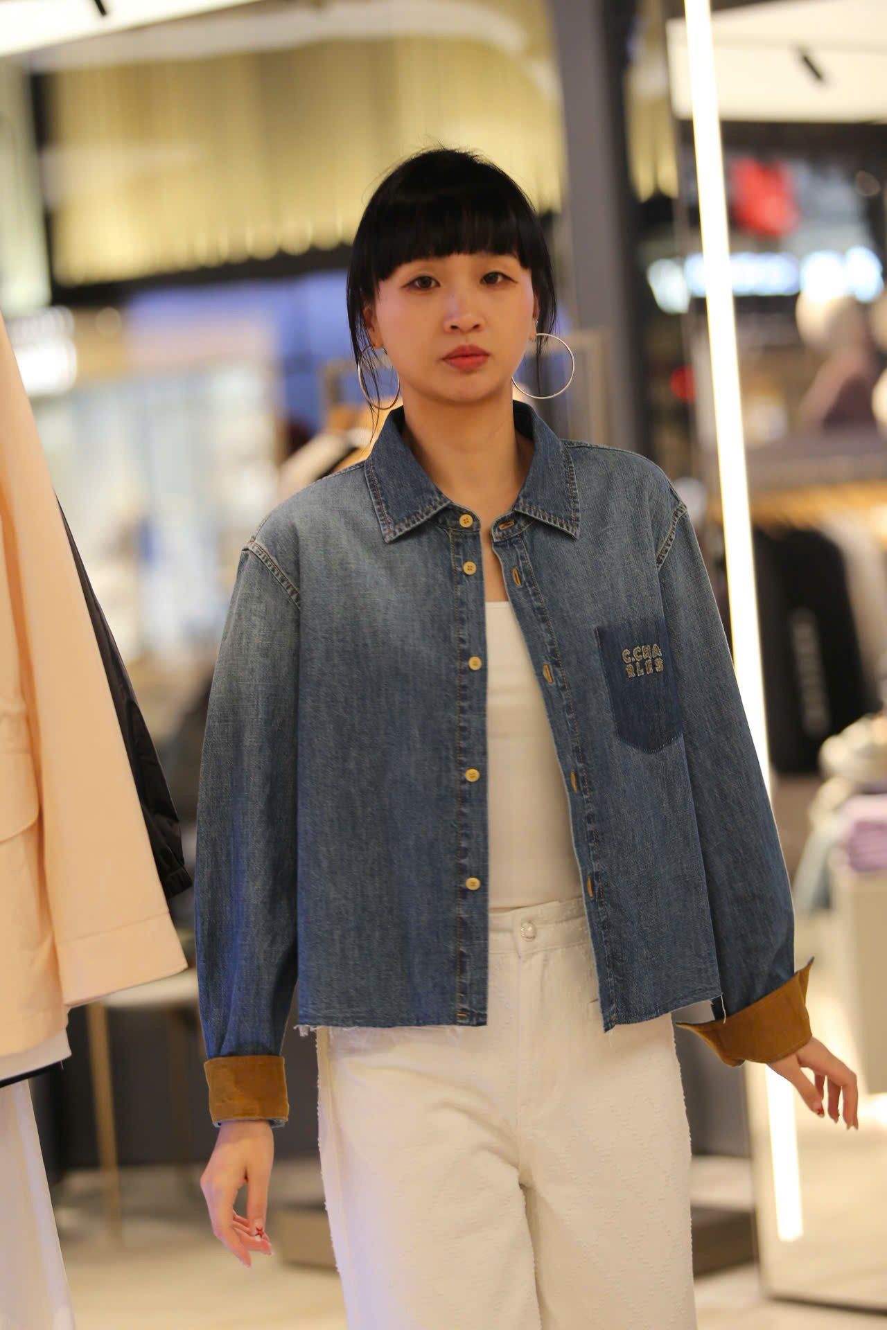  Áo Sơ mi jean xanh, túi áo chữ, tay lật nâu 