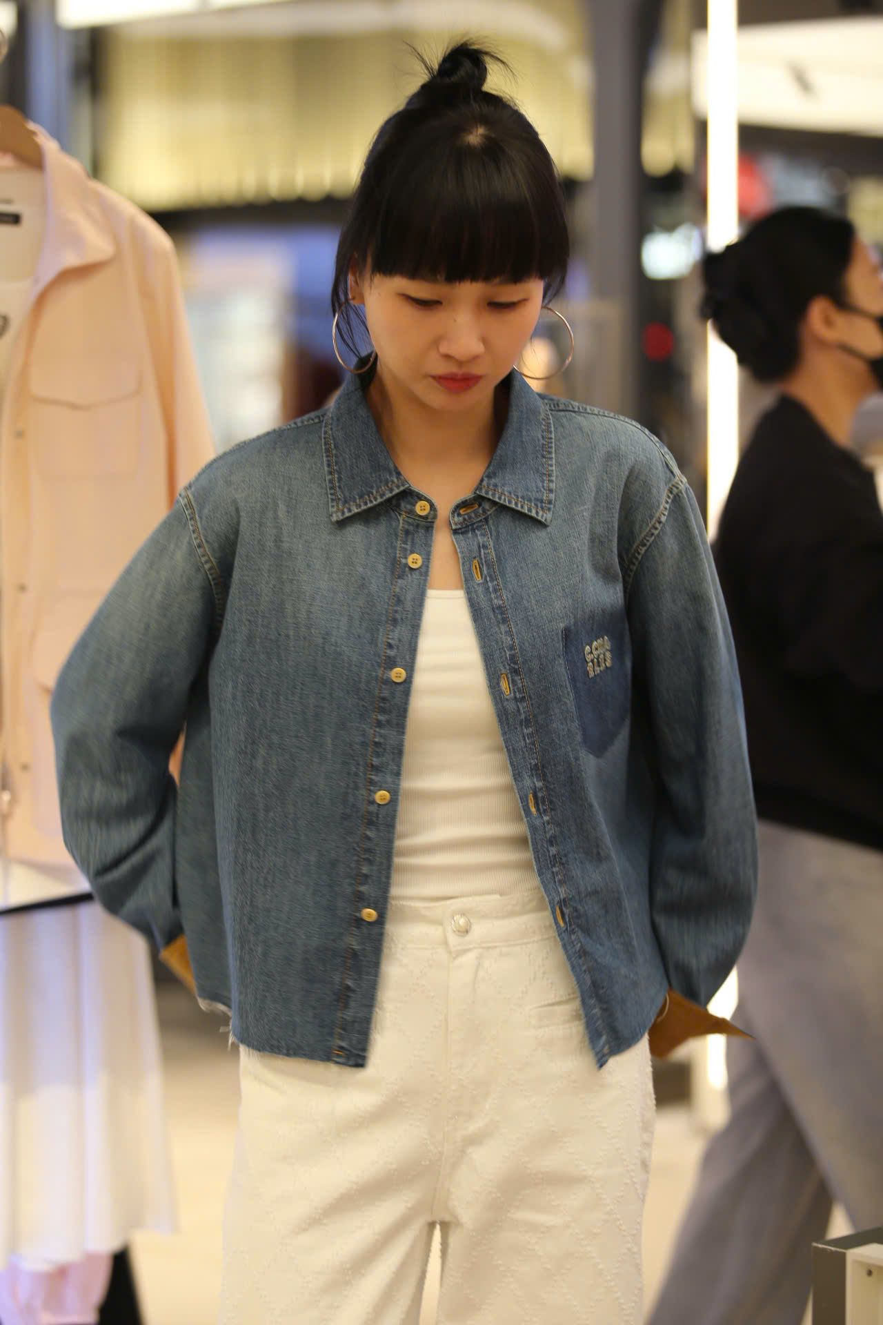  Áo Sơ mi jean xanh, túi áo chữ, tay lật nâu 