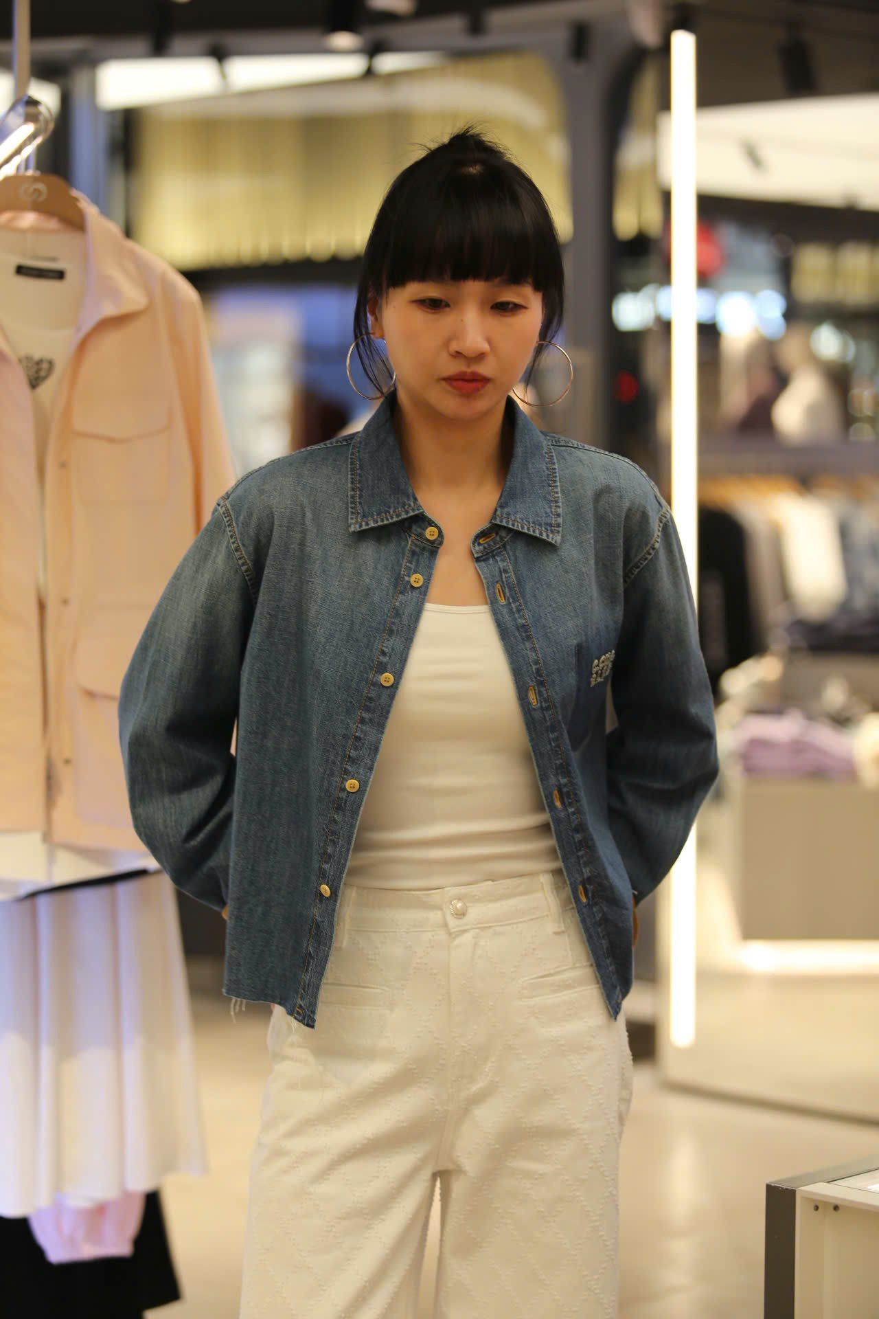  Áo Sơ mi jean xanh, túi áo chữ, tay lật nâu 