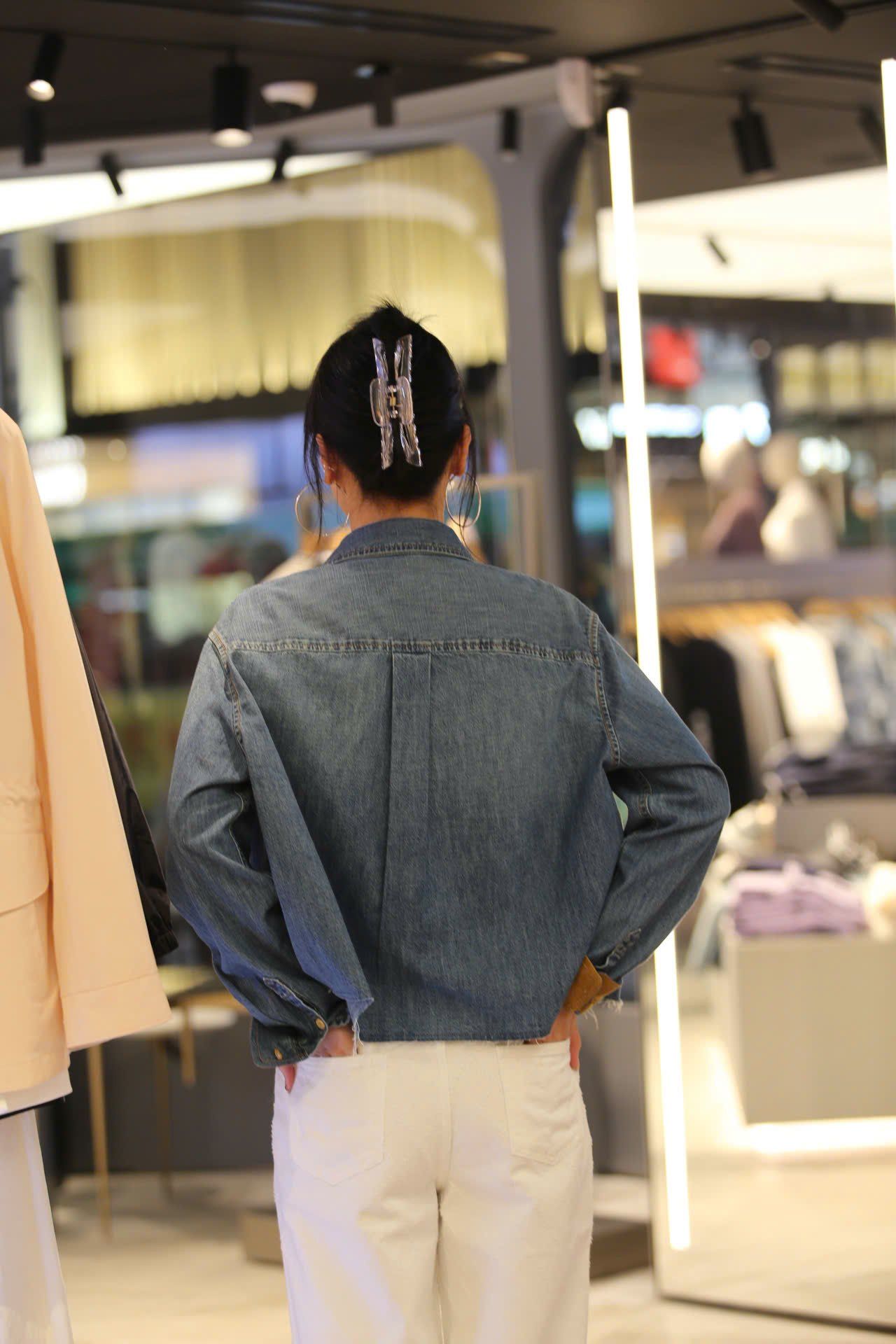  Áo Sơ mi jean xanh, túi áo chữ, tay lật nâu 