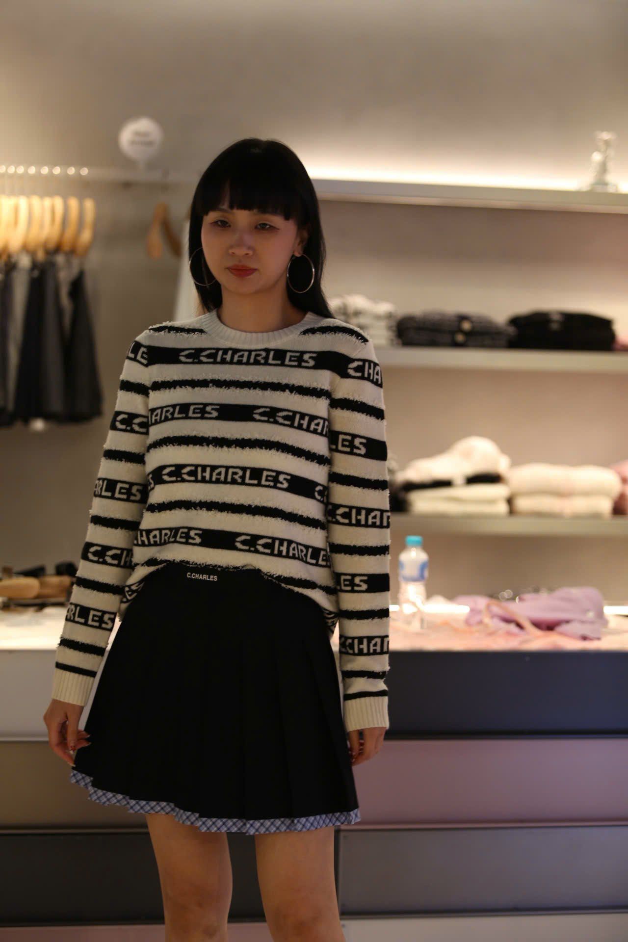  Áo trắng dài tay kẻ đen chữ trắng 