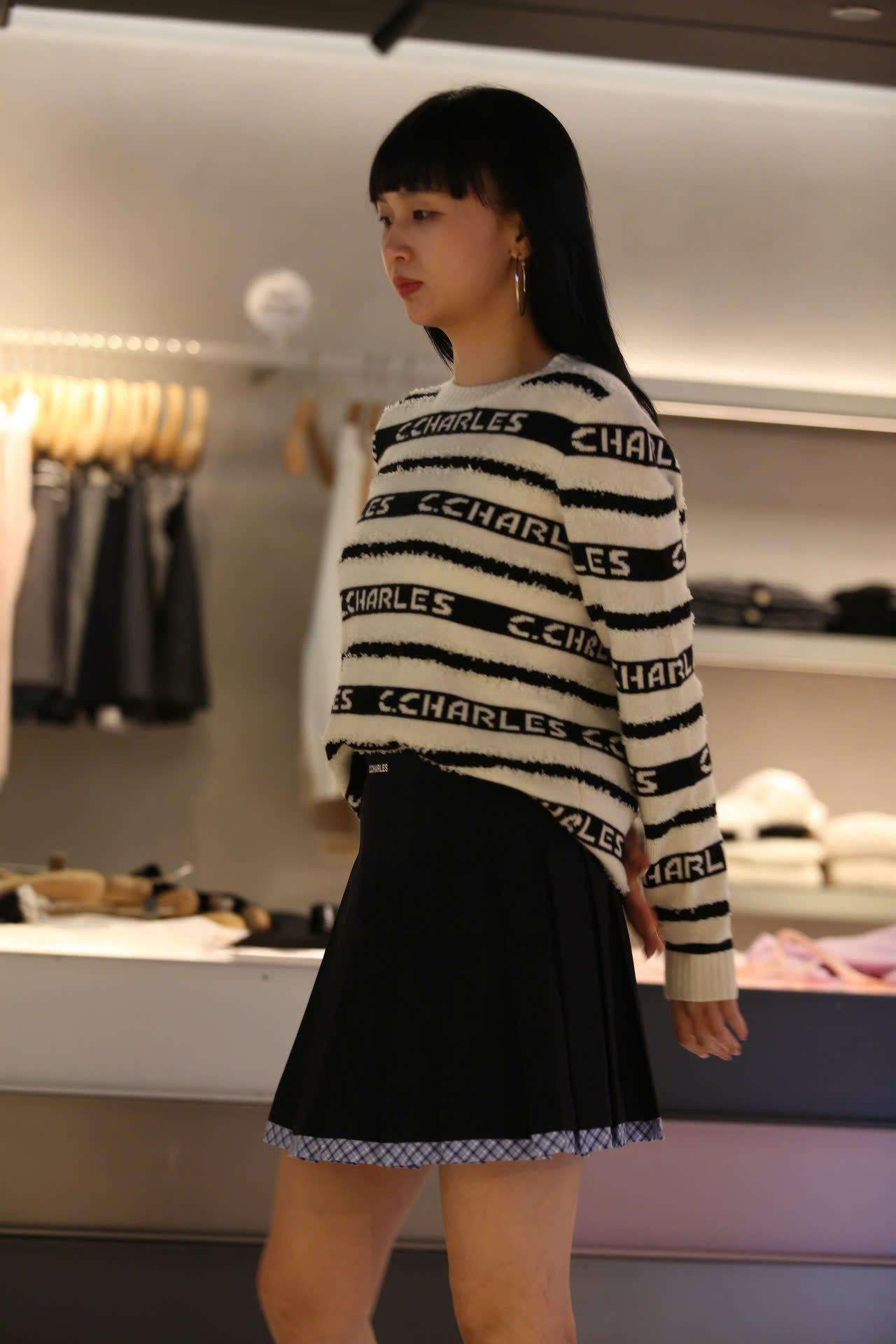  Áo trắng dài tay kẻ đen chữ trắng 