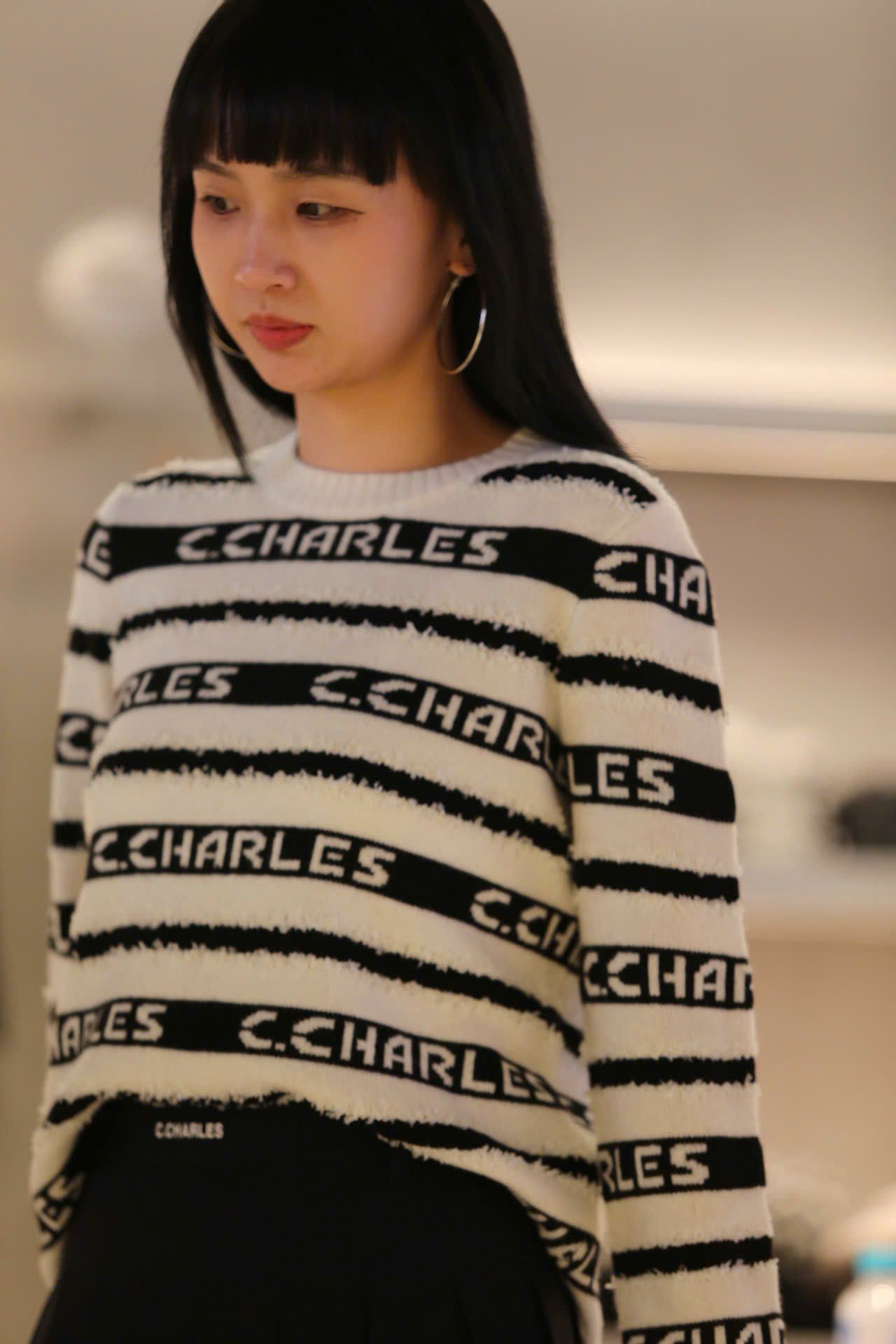  Áo trắng dài tay kẻ đen chữ trắng 