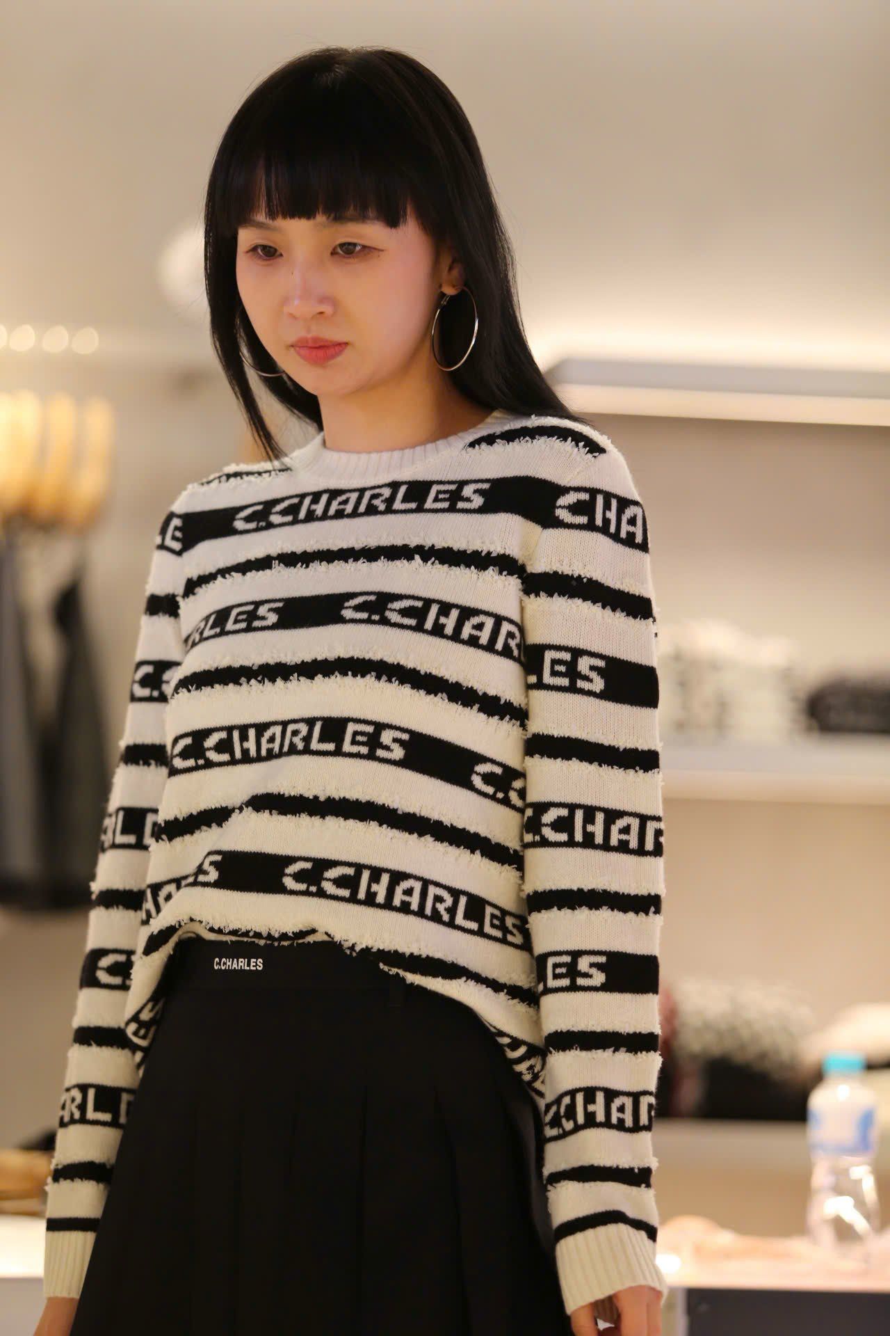  Áo trắng dài tay kẻ đen chữ trắng 