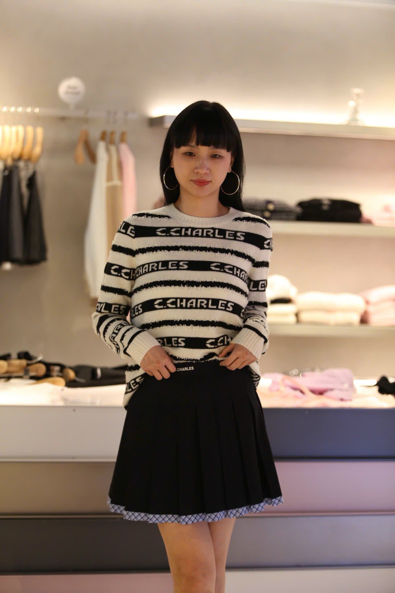  Áo trắng dài tay kẻ đen chữ trắng 