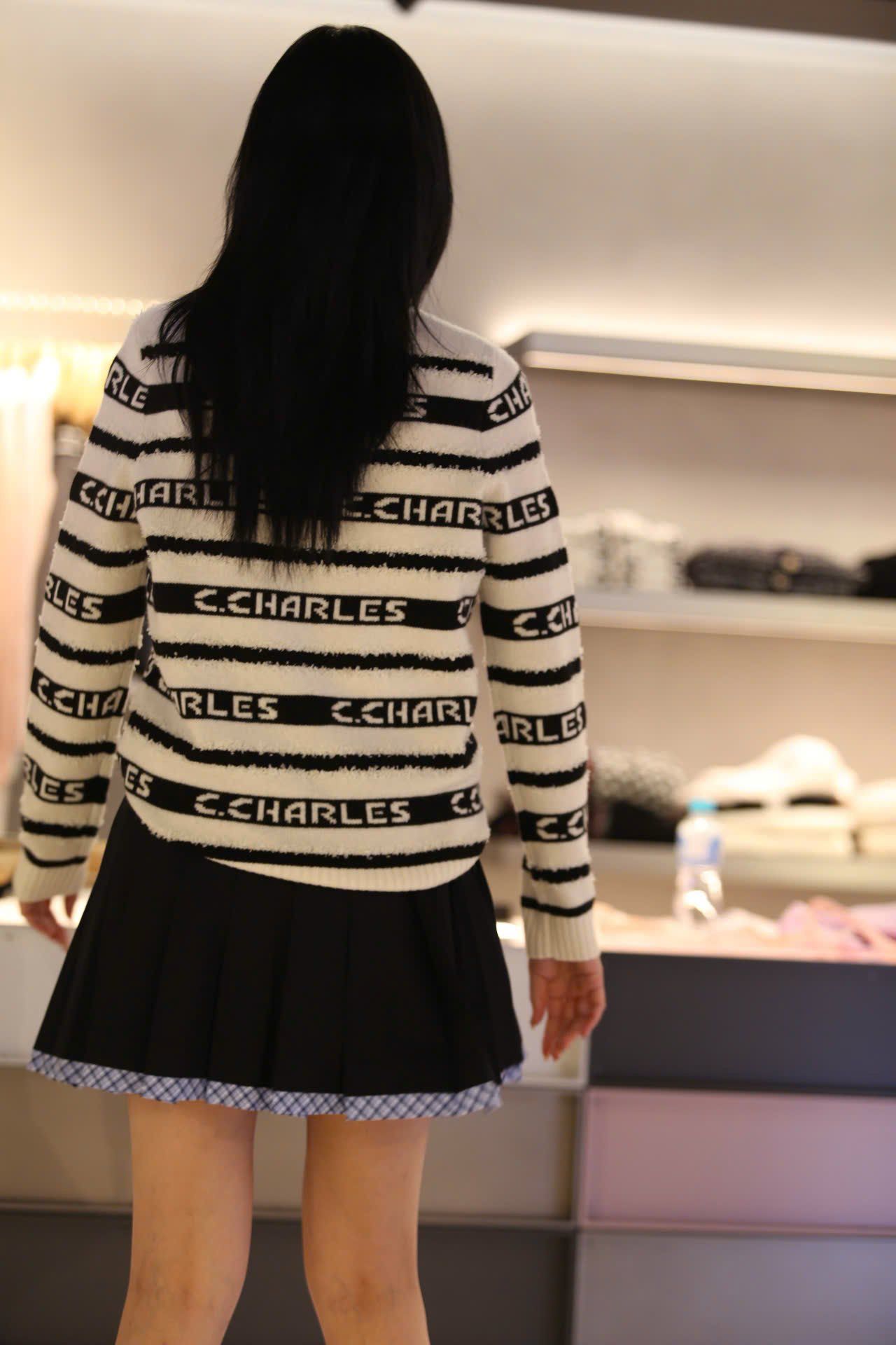  Áo trắng dài tay kẻ đen chữ trắng 