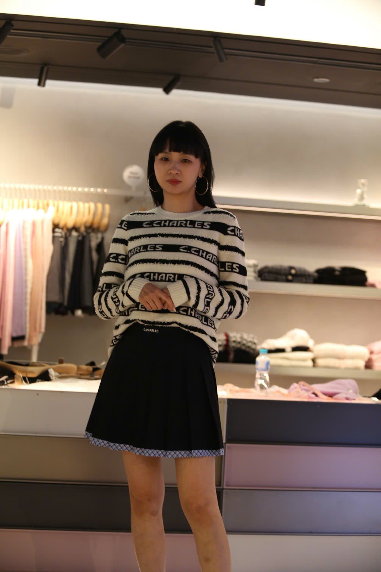  Áo trắng dài tay kẻ đen chữ trắng 