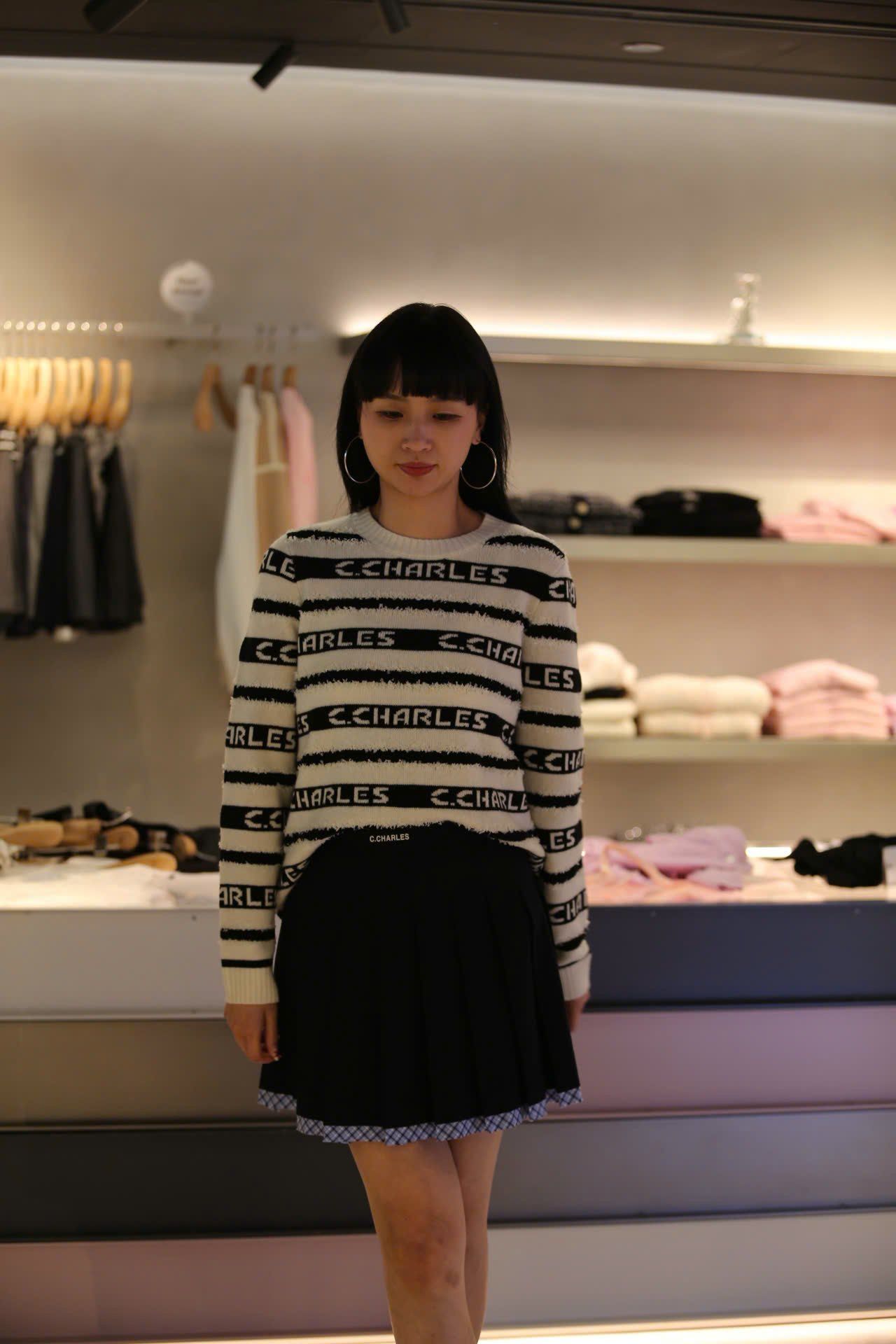  Áo trắng dài tay kẻ đen chữ trắng 