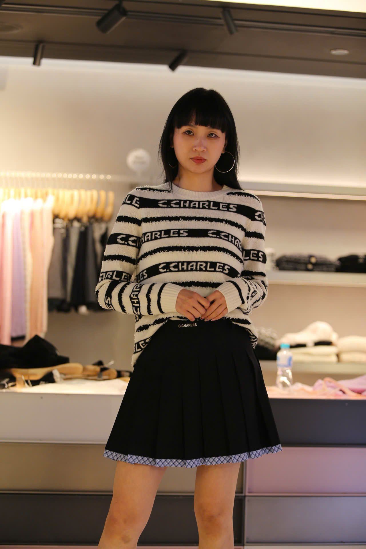  Áo trắng dài tay kẻ đen chữ trắng 