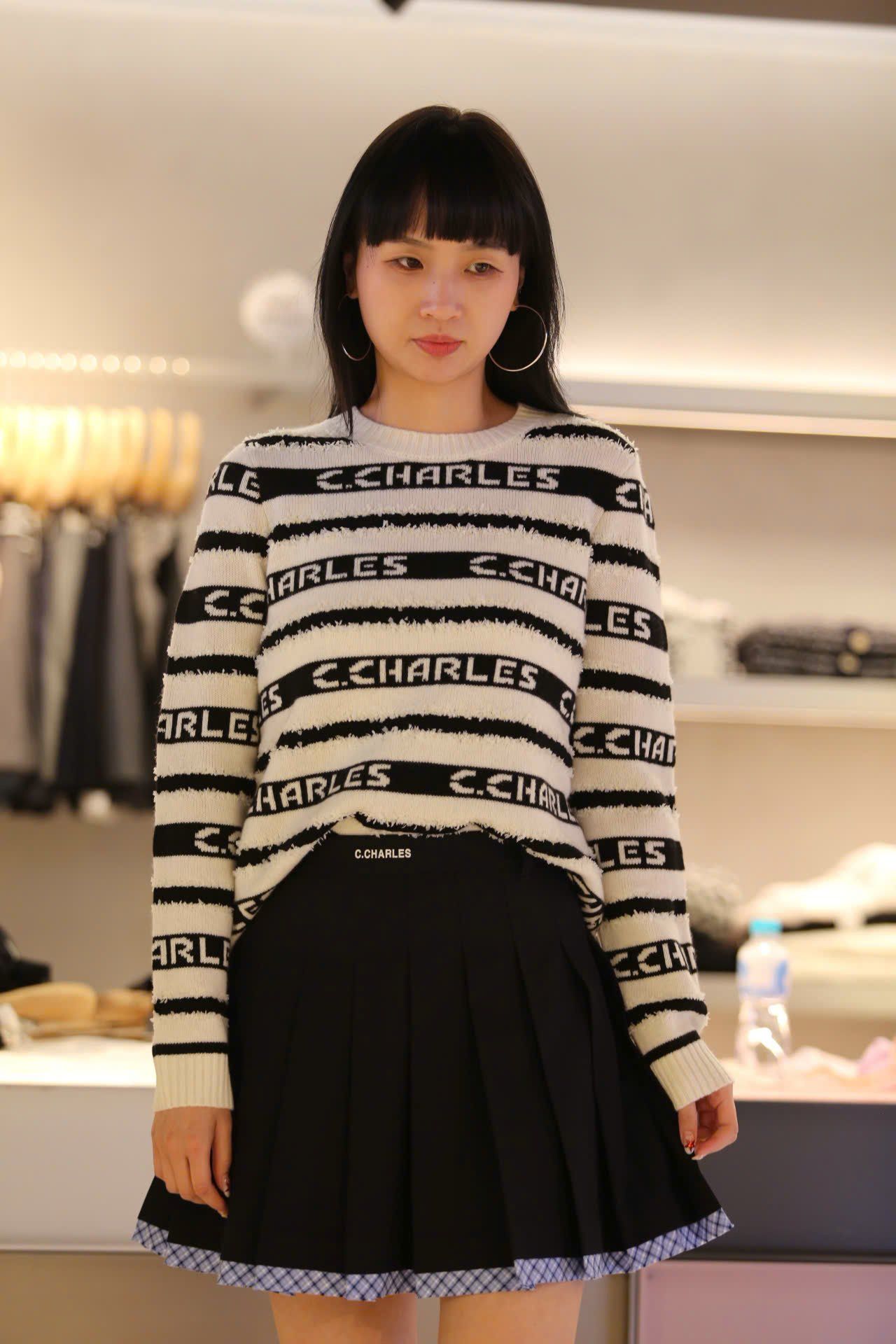  Áo trắng dài tay kẻ đen chữ trắng 