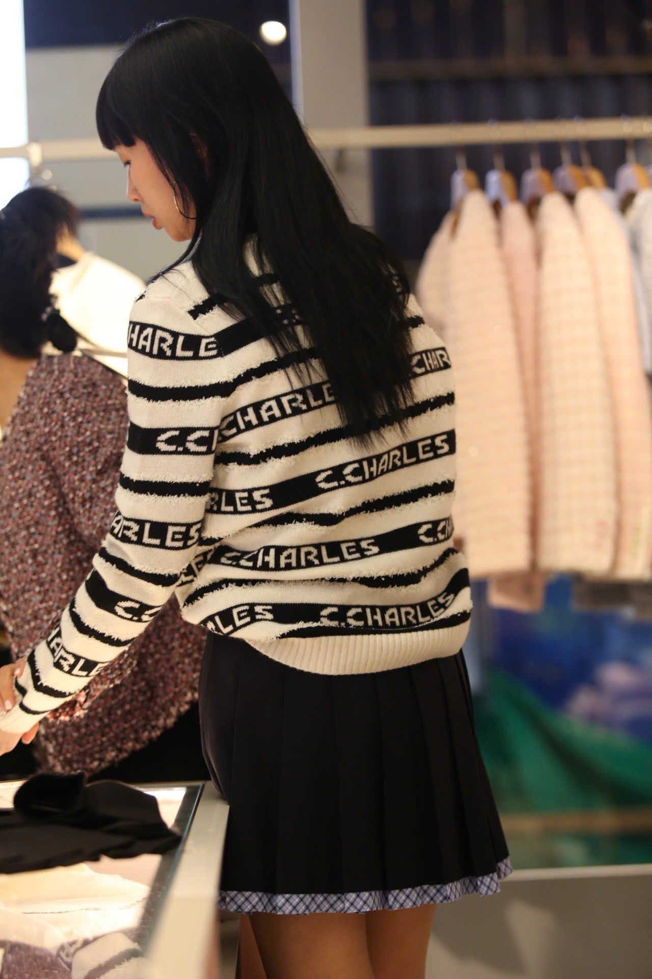  Áo trắng dài tay kẻ đen chữ trắng 