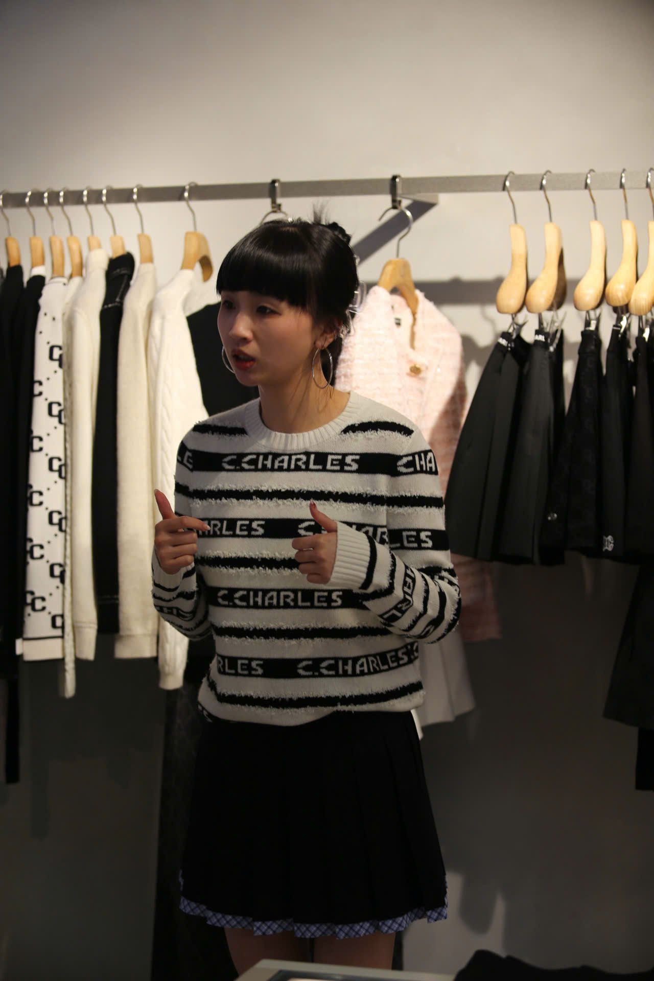  Áo trắng dài tay kẻ đen chữ trắng 