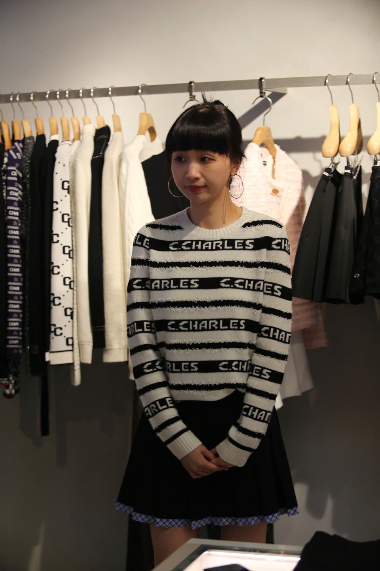  Áo trắng dài tay kẻ đen chữ trắng 