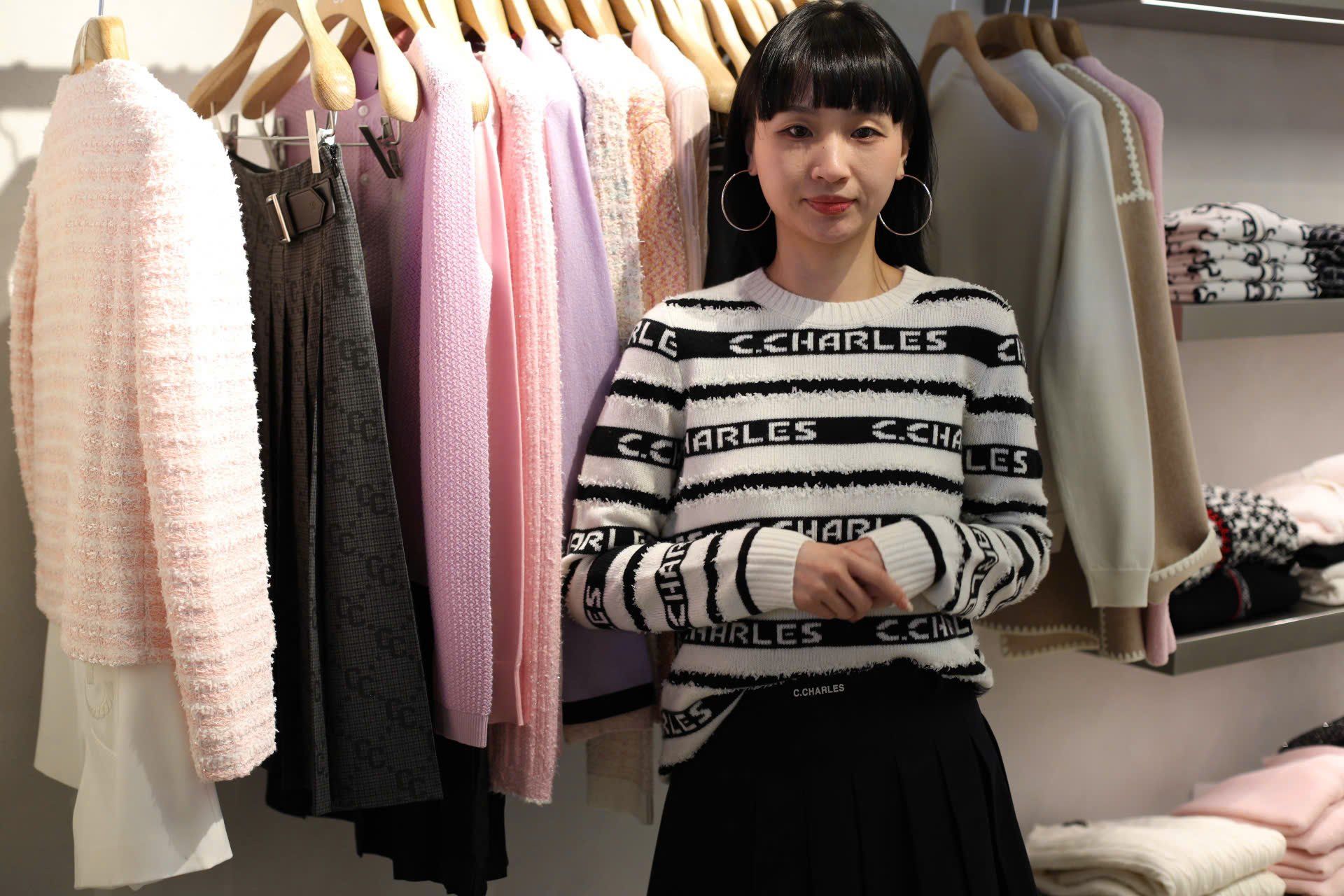  Áo trắng dài tay kẻ đen chữ trắng 