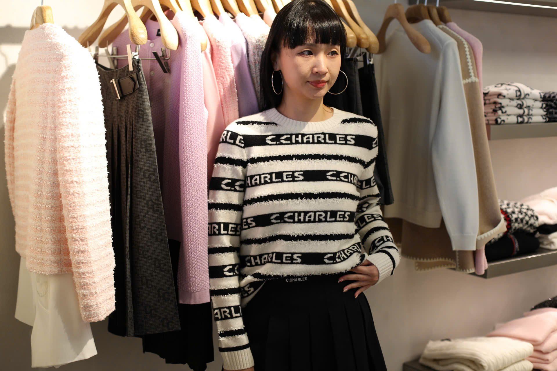  Áo trắng dài tay kẻ đen chữ trắng 