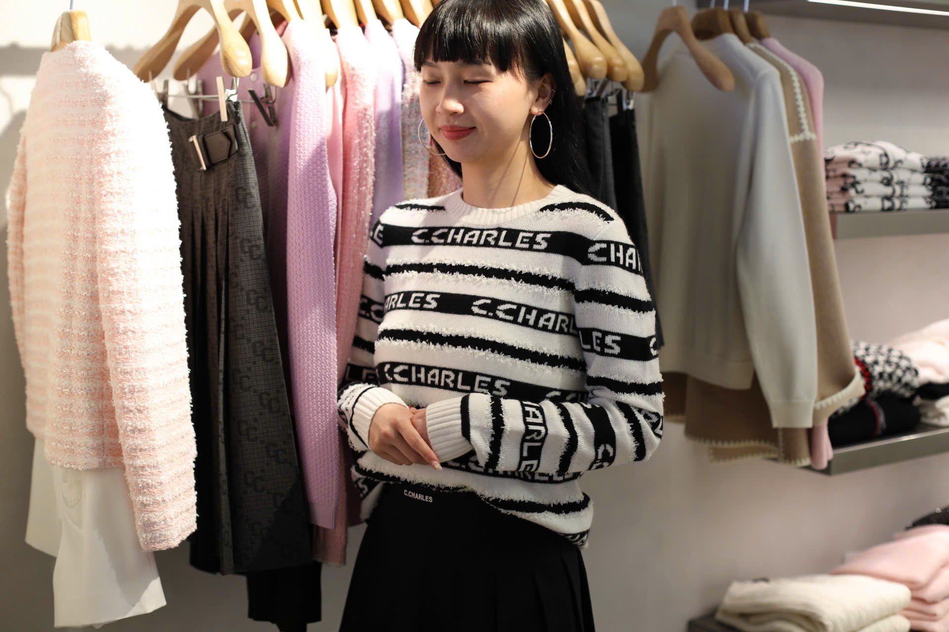  Áo trắng dài tay kẻ đen chữ trắng 