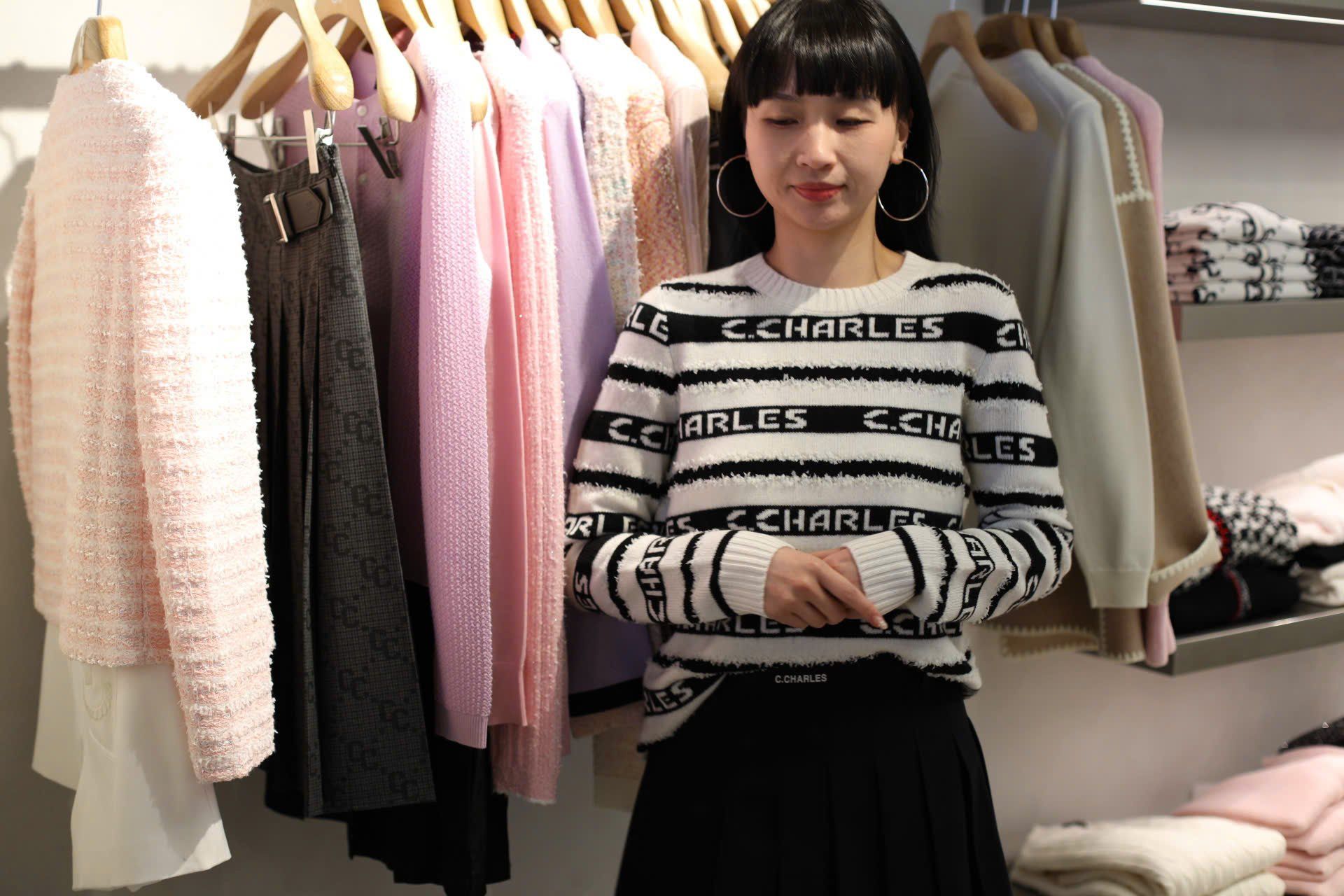  Áo trắng dài tay kẻ đen chữ trắng 