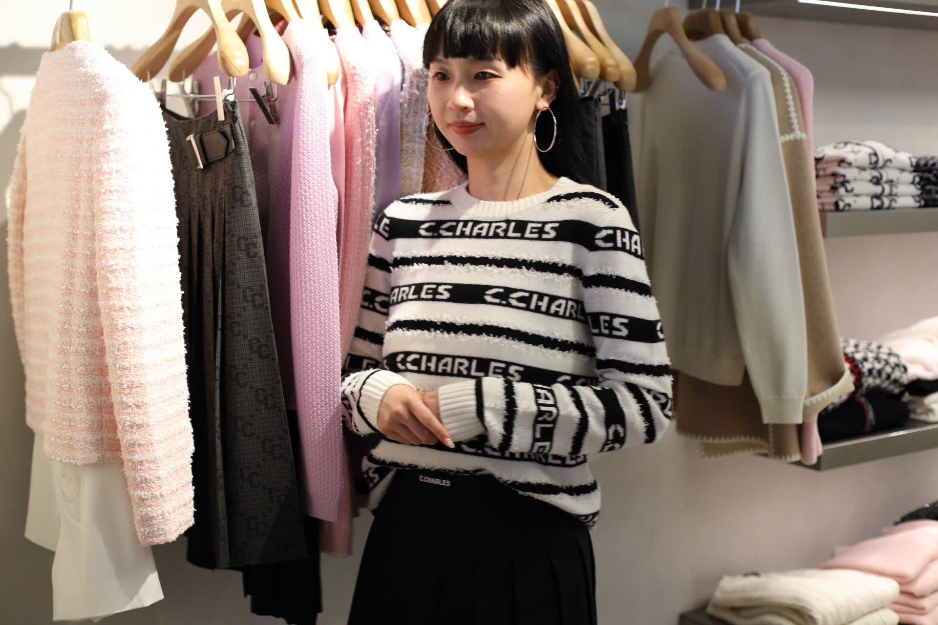  Áo trắng dài tay kẻ đen chữ trắng 