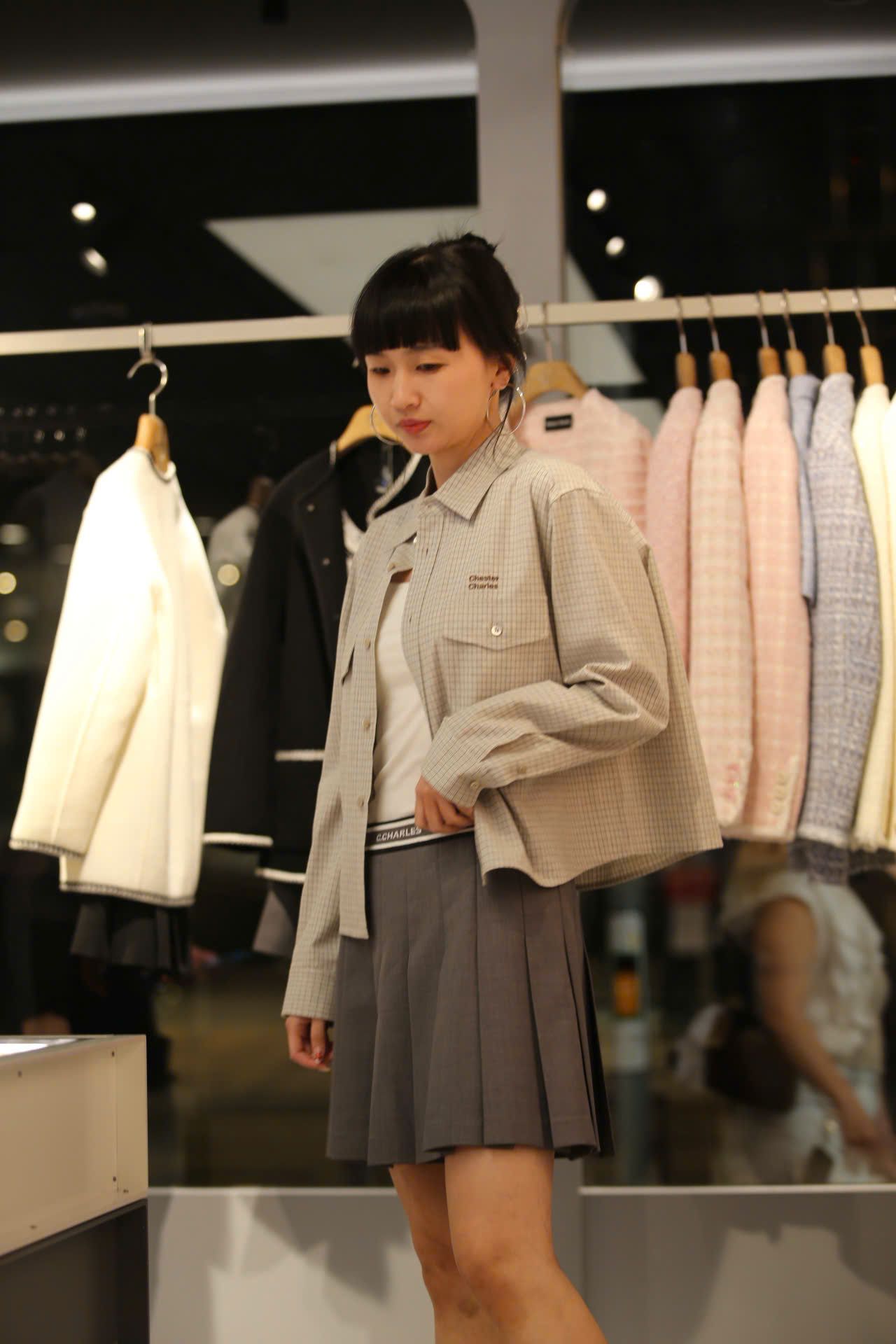  Áo sơ mi kẻ, màu be sáng 2 túi trước 