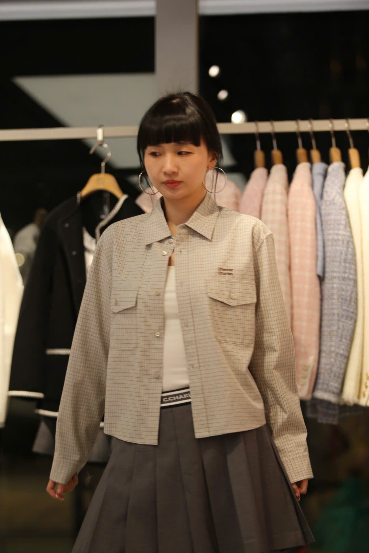  Áo sơ mi kẻ, màu be sáng 2 túi trước 