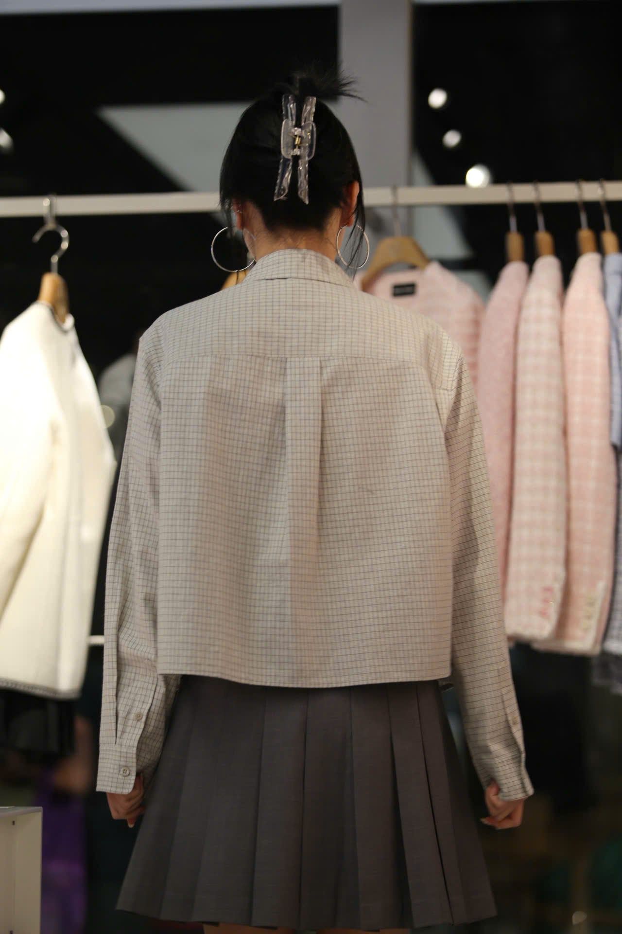  Áo sơ mi kẻ, màu be sáng 2 túi trước 