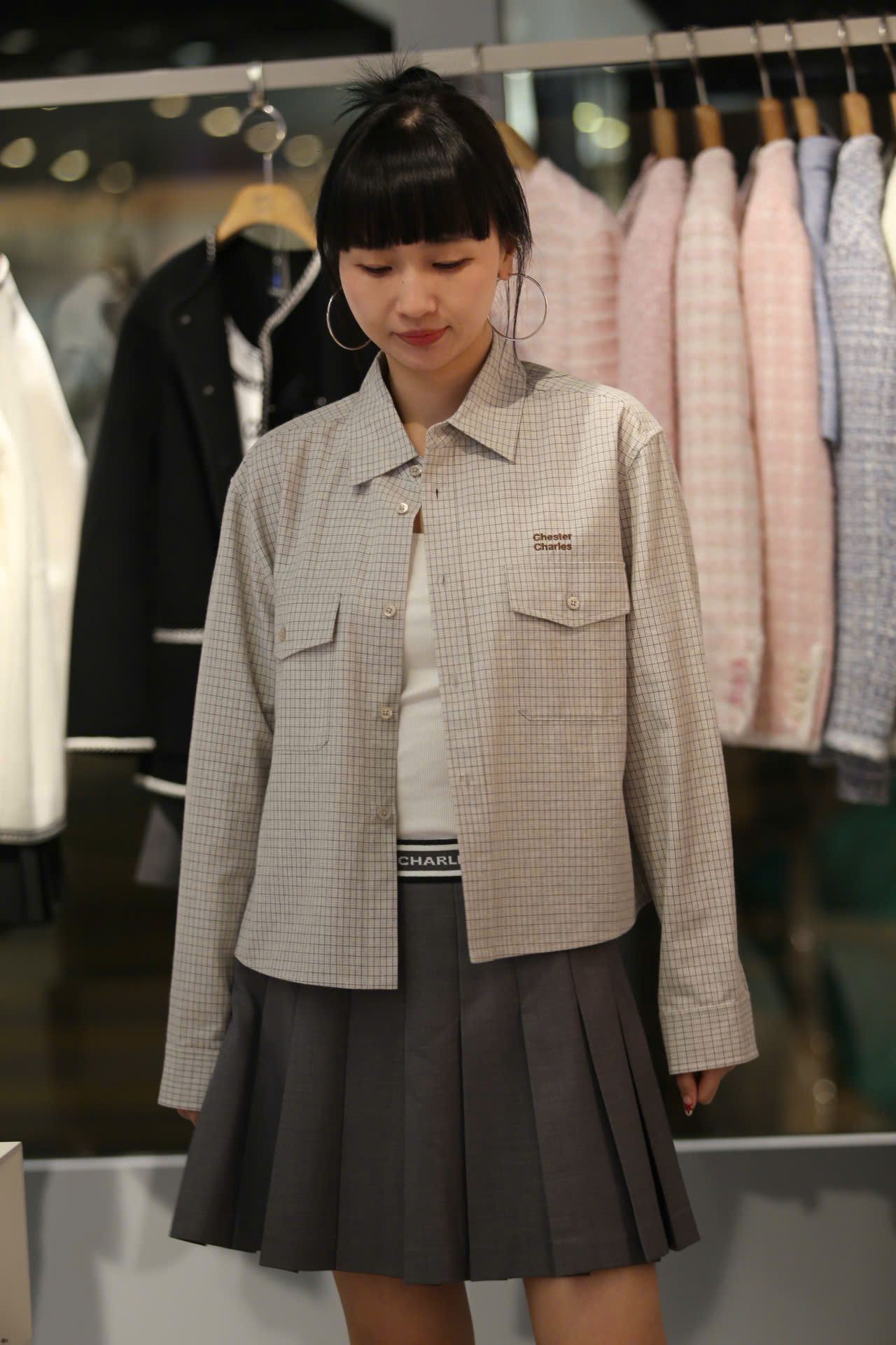  Áo sơ mi kẻ, màu be sáng 2 túi trước 